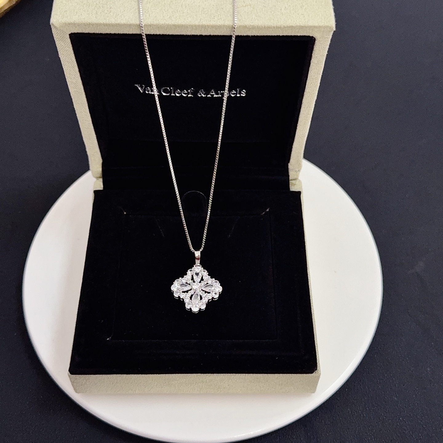 Van Cleef & Arpels Gioielleria VCA — photo 4