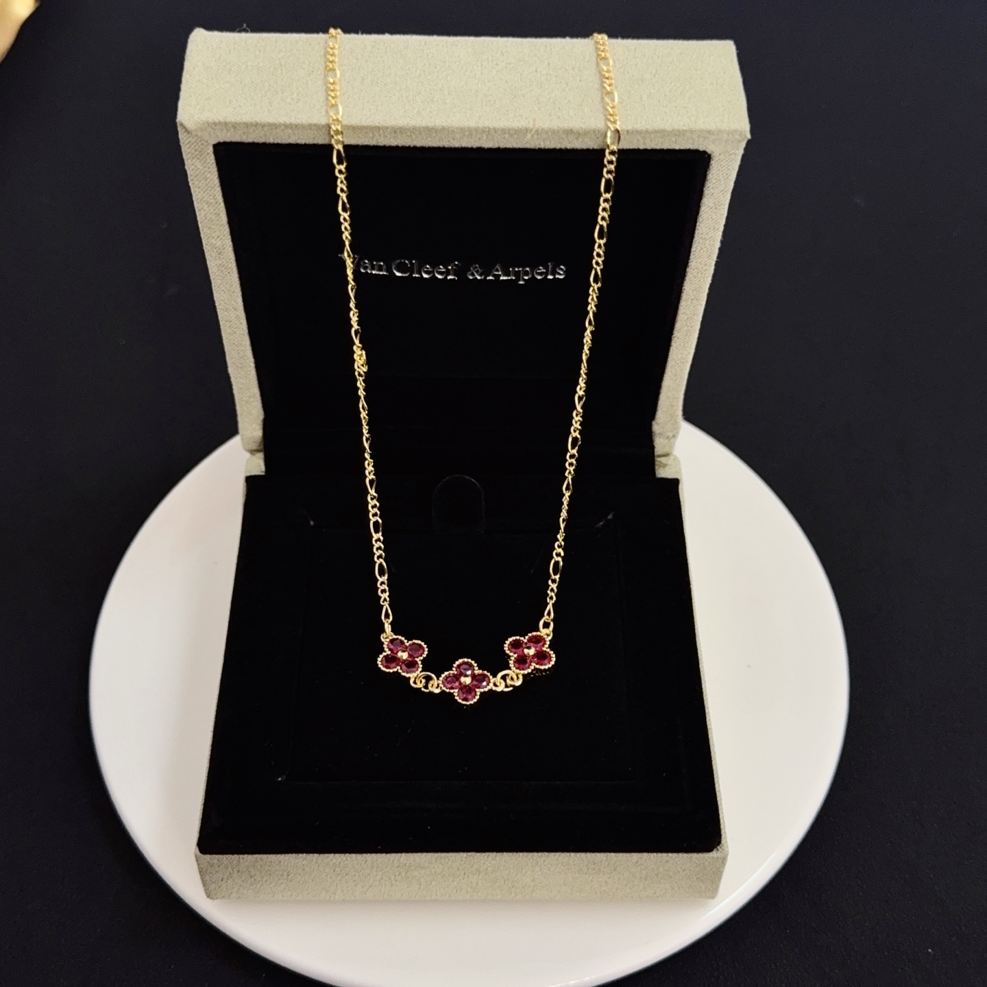 Collar Van Cleef Arpels Alhambra de oro amarillo con motivos de tréboles rojo intenso 42cm
