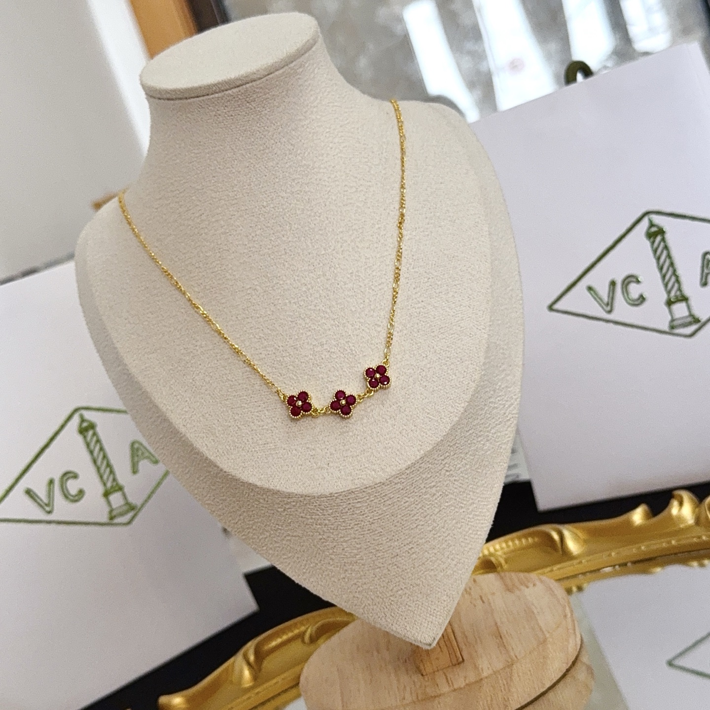 Van Cleef Arpels Alhambra necklace yellow gold with deep red clover motifs 42cm
