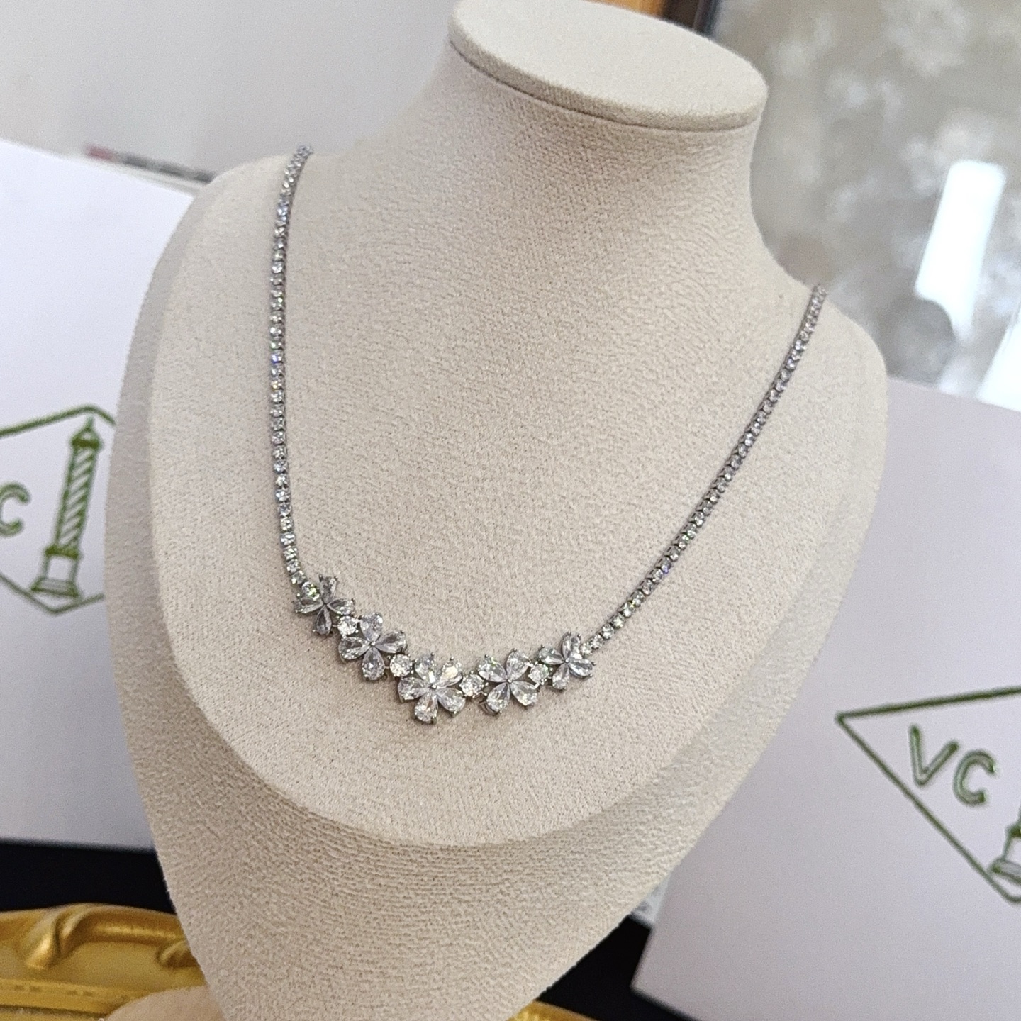 Van Cleef Arpels Frivole necklace silver-toned white gold with clear diamond accents 42cm
