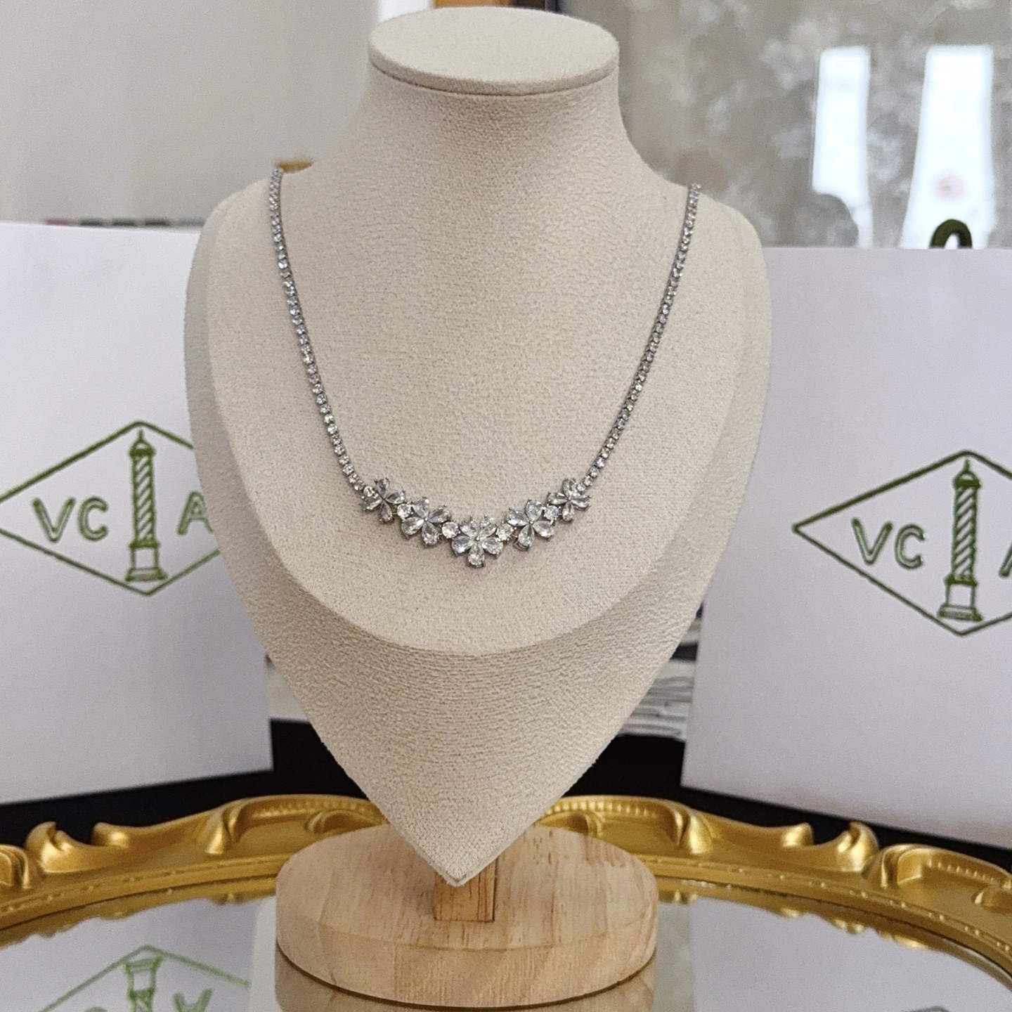 NO:725274,Original Seiko VCA Four-leaf Clover Van Cleef Necklace, a classic, the same model as the official website, fashionable and trendy, using multi-layered metal carving design to make the petals more three-dimensional, inlaid with diamonds, showing the feminine temperament, four-leaf clover lucky pattern, symbolizing luck and happiness, unique and romantic, integrating simple and harmonious lines with materials, polished and polished, showing nobility and elegance, fine jewelry, necklace19860909精工原版〕VCA四叶草梵克雅项链,经典之作 官网同款 时尚潮流 采用多层次金属雕刻设计 使花瓣更立体 镶嵌满钻工艺 尽显女性柔美气质 四叶草幸运图案 象征幸运和幸福 独特又浪漫将简单和谐的线条与材质相融合 经过抛光和打磨 彰显高贵优雅,饰品精品,necklace,Jewelry