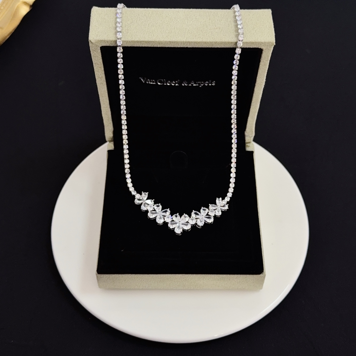 Collier Van Cleef Arpels Frivole en or blanc argenté avec accents de diamants clairs 42 cm