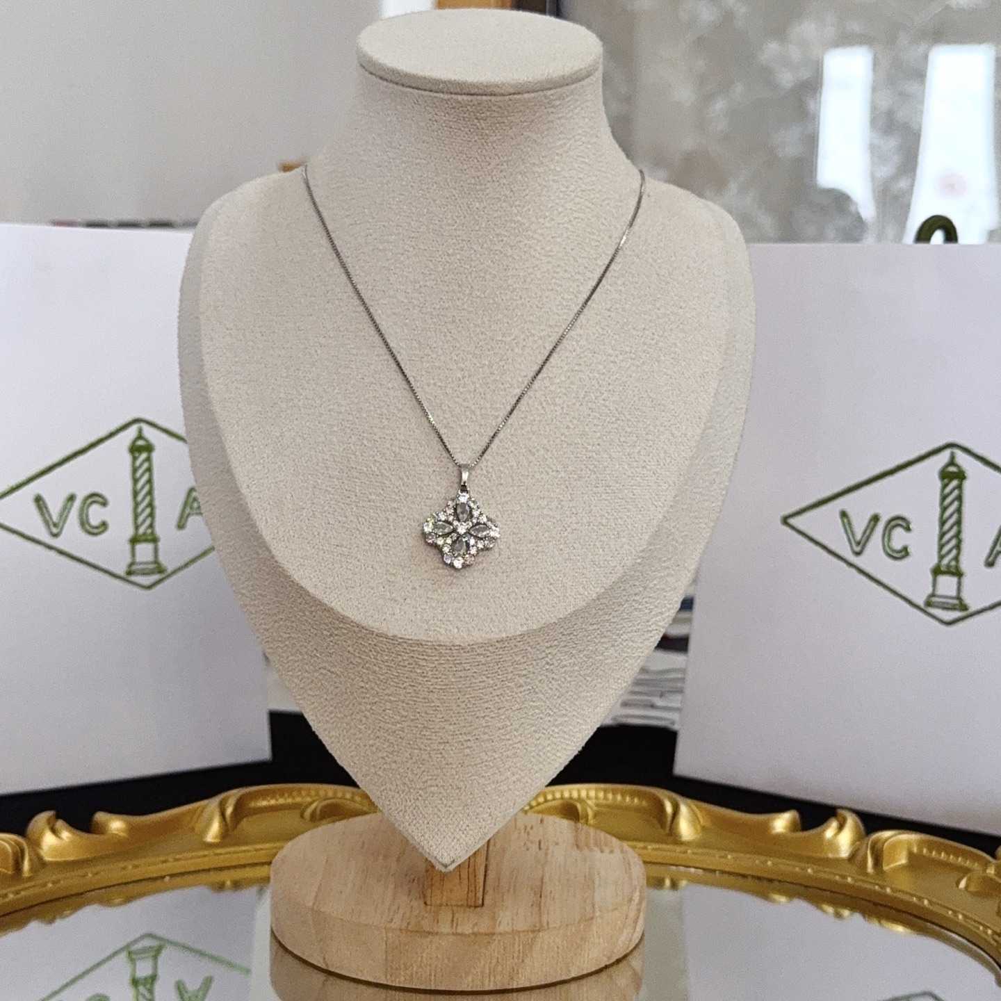 NO:725278,[Seiko Original] VCA Four-leaf Clover Necklace, a classic, the same style as the official website, fashionable and trendy, using multi-layered metal carving design to make the petals more three-dimensional. Inlaid with diamonds, it shows the feminine temperament. The four-leaf clover lucky pattern symbolizes luck and happiness. It is unique and romantic. It combines simple and harmonious lines with materials. Polished and polished, it shows nobility and elegance, fine jewelry, necklace19860909【精工原版】VCA四叶草梵克雅项链,经典之作 官网同款 时尚潮流 采用多层次金属雕刻设计 使花瓣更立体 镶嵌满钻工艺 尽显女性柔美气质 四叶草幸运图案 象征幸运和幸福 独特又浪漫将简单和谐的线条与材质相融合 经过抛光和打磨 彰显高贵优雅,饰品精品,necklace,Jewelry