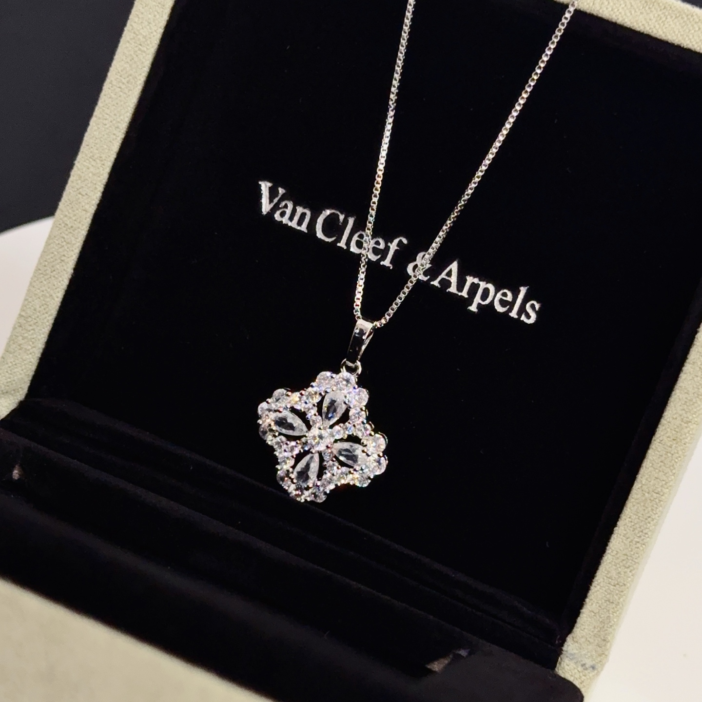 Van Cleef & Arpels Gioielleria VCA — photo 7