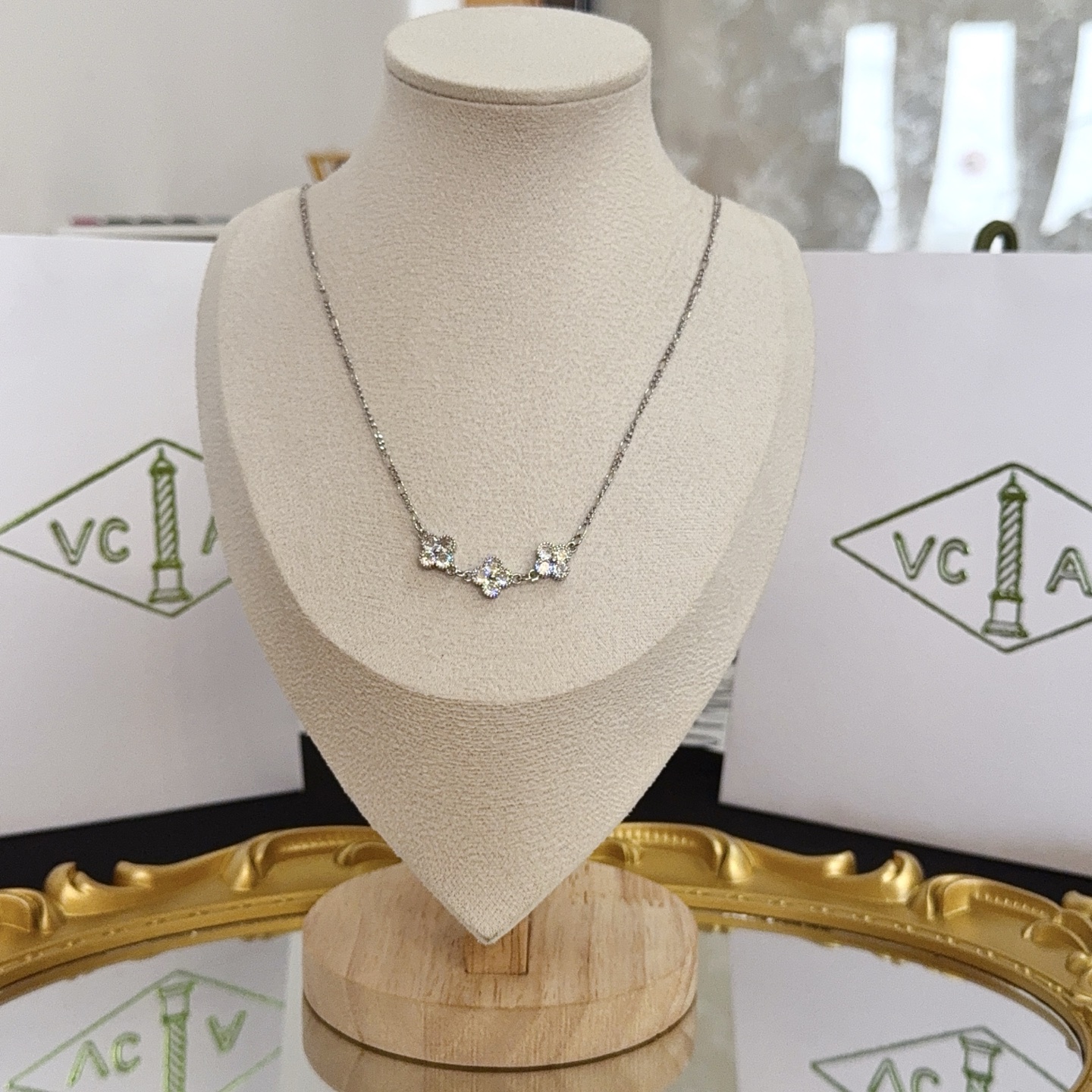 NO:725282,[Seiko original] VCA four-leaf clover necklace, a classic, the same style as the official website, fashionable and trendy, using multi-layered metal carving design to make the petals more three-dimensional, inlaid with diamonds, showing the feminine temperament, four-leaf clover lucky pattern, symbolizing luck and happiness, unique and romantic, integrating simple and harmonious lines with materials, polished and polished, showing nobility and elegance, fine jewelry, necklace19860909[ 精工原版] VCA四叶草梵克雅项链,经典之作 官网同款 时尚潮流 采用多层次金属雕刻设计 使花瓣更立体 镶嵌满钻工艺 尽显女性柔美气质 四叶草幸运图案 象征幸运和幸福 独特又浪漫将简单和谐的线条与材质相融合 经过抛光和打磨 彰显高贵优雅,饰品精品,necklace,Jewelry