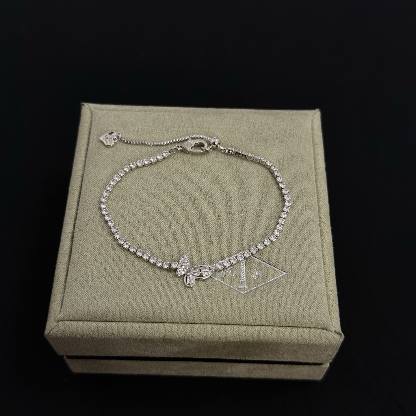 NO:725286,[Seiko Original] Popular VCA Four-leaf Clover Van Cleef & Arpels Bracelet V Gold Level Classic Work Same as Official Website Fashion Trend Multi-layered metal carving design makes the petals more three-dimensional. Inlaid with full diamond craftsmanship, it shows the feminine temperament [Gift] Four-leaf clover lucky pattern symbolizes luck and happiness. Unique and romantic, blending simple and harmonious lines with materials. Polished and polished, showing nobility and elegance [Celebration] [Celebration], boutique jewelry, van  cleef,bracelet19860909〔精工原版〕爆款 VCA四叶草梵克雅宝手链 V金等级 经典之作 官网同款 时尚潮流 采用多层次金属雕刻设计 使花瓣更立体 镶嵌满钻工艺 尽显女性柔美气质[礼物] 四叶草幸运图案 象征幸运和幸福 独特又浪漫将简单和谐的线条与材质相融合 经过抛光和打磨 彰显高贵优雅[庆祝][庆祝],饰品精品,van cleef,bracelet,Jewelry