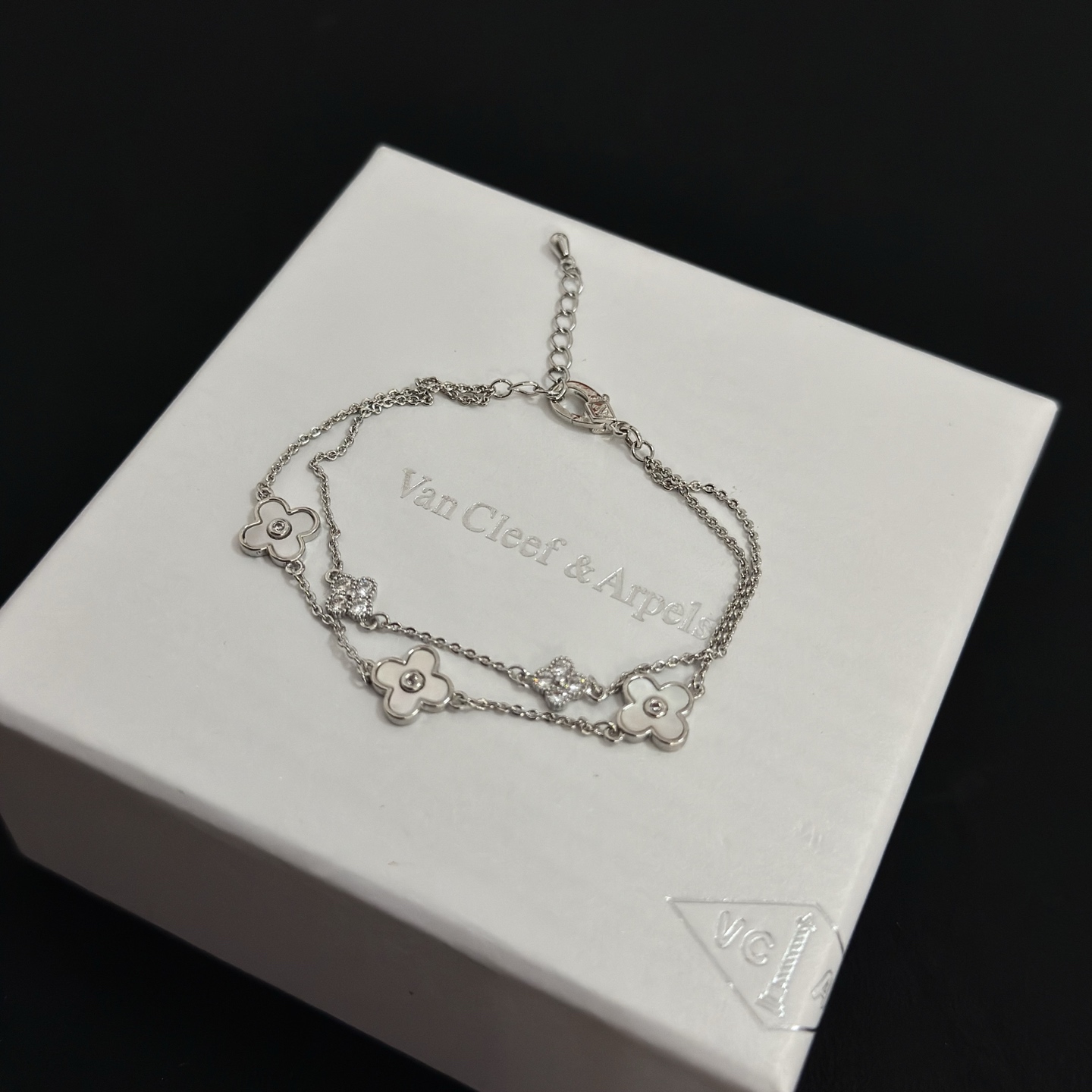 Pulsera Van Cleef Arpels Alhambra de metal en tono plateado, nácar blanco, detalles de diamantes transparentes, 17 cm con extensor de 3 cm
