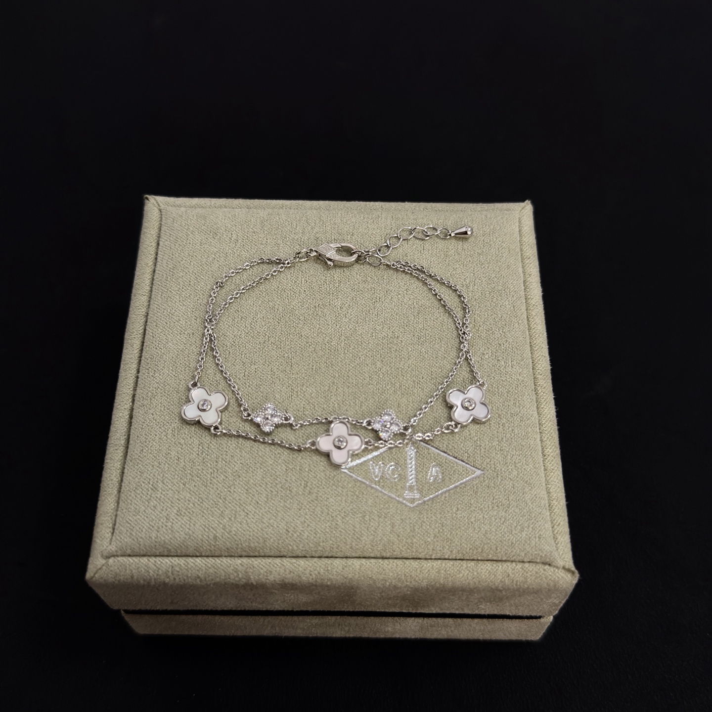 NO:725290,[Seiko Original] Popular VCA Four-leaf Clover Van Cleef & Arpels Bracelet V Gold Level Classic Work Same as Official Website Fashion Trend Multi-layered metal carving design makes the petals more three-dimensional. Inlaid with full diamond craftsmanship, it shows the feminine temperament [Gift] Four-leaf clover lucky pattern symbolizes luck and happiness. Unique and romantic, blending simple and harmonious lines with materials. Polished and polished, showing nobility and elegance [Celebration] [Celebration], boutique jewelry, van  cleef,bracelet19860909〔精工原版〕爆款 VCA四叶草梵克雅宝手链 V金等级 经典之作 官网同款 时尚潮流 采用多层次金属雕刻设计 使花瓣更立体 镶嵌满钻工艺 尽显女性柔美气质[礼物] 四叶草幸运图案 象征幸运和幸福 独特又浪漫将简单和谐的线条与材质相融合 经过抛光和打磨 彰显高贵优雅[庆祝][庆祝],饰品精品,van cleef,bracelet,Jewelry