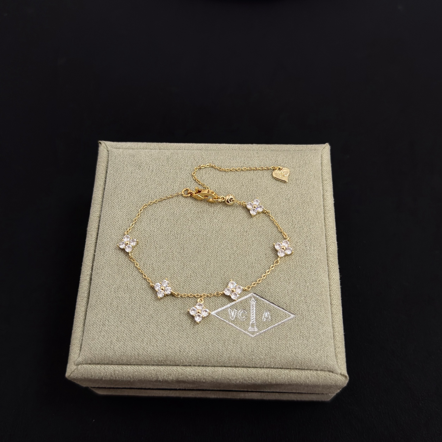 NO:725252,[Seiko Original] Popular VCA Four-leaf Clover Van Cleef & Arpels Bracelet V Gold Level Classic Work Same as Official Website Fashion Trend Multi-layered metal carving design makes the petals more three-dimensional. Inlaid with full diamond craftsmanship, it shows the feminine temperament [Gift] Four-leaf clover lucky pattern symbolizes luck and happiness. Unique and romantic, blending simple and harmonious lines with materials. Polished and polished, showing nobility and elegance [Celebration] [Celebration], boutique jewelry, van  cleef,bracelet19860909〔精工原版〕爆款 VCA四叶草梵克雅宝手链 V金等级 经典之作 官网同款 时尚潮流 采用多层次金属雕刻设计 使花瓣更立体 镶嵌满钻工艺 尽显女性柔美气质[礼物] 四叶草幸运图案 象征幸运和幸福 独特又浪漫将简单和谐的线条与材质相融合 经过抛光和打磨 彰显高贵优雅[庆祝][庆祝],饰品精品,van cleef,bracelet,Jewelry