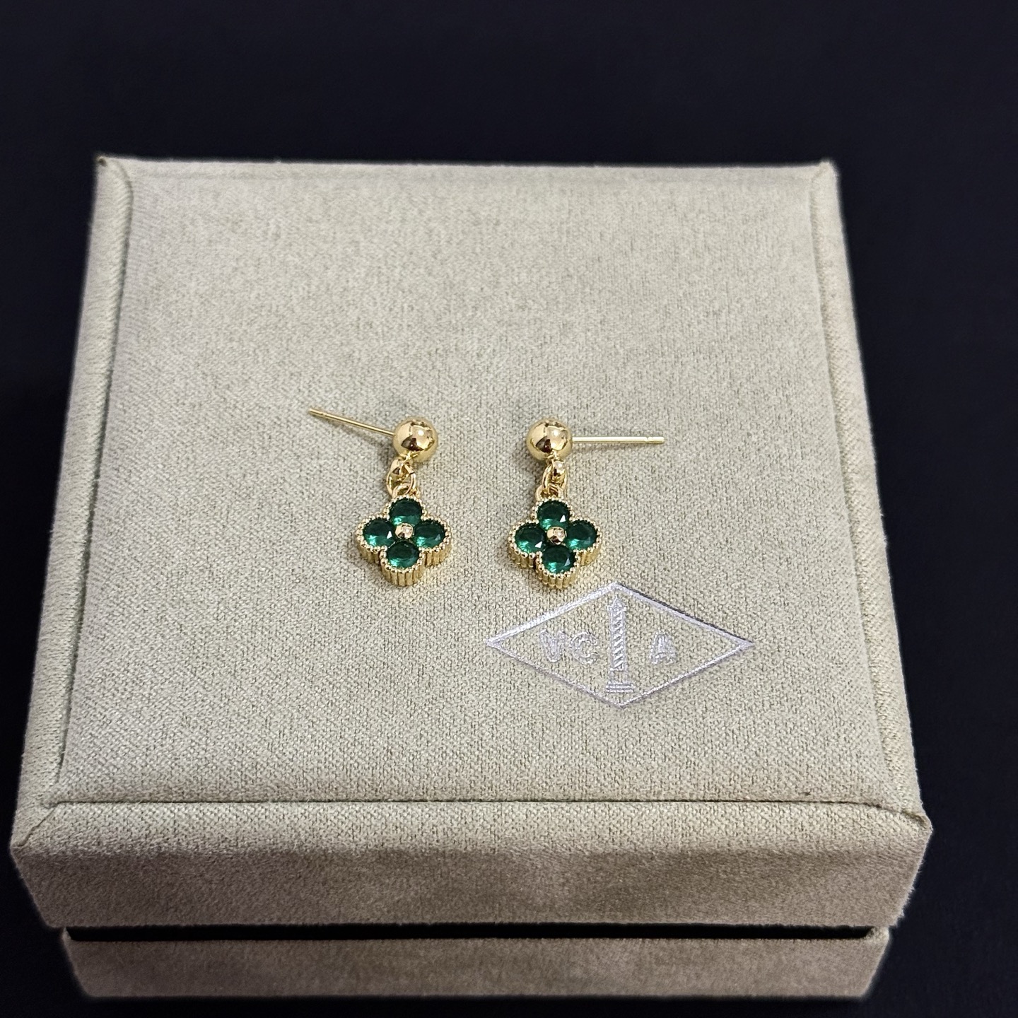 NO:725257,[Seiko original] VCA four-leaf clover Van Cleef Earrings, a classic, the same style as the official website, fashionable and trendy, using multi-layered metal carving design to make the petals more three-dimensional, inlaid with diamond technology, showing the feminine temperament, four-leaf clover lucky pattern, symbolizing luck and happiness, unique and romantic, integrating simple and harmonious lines and materials, polished and polished, showing nobility and elegance, fine jewelry19860909〔精工原版〕VCA四叶草梵克雅耳钉,经典之作 官网同款 时尚潮流 采用多层次金属雕刻设计 使花瓣更立体 镶嵌满钻工艺 尽显女性柔美气质 四叶草幸运图案 象征幸运和幸福 独特又浪漫将简单和谐的线条与材质相融合 经过抛光和打磨 彰显高贵优雅,饰品精品,Jewelry