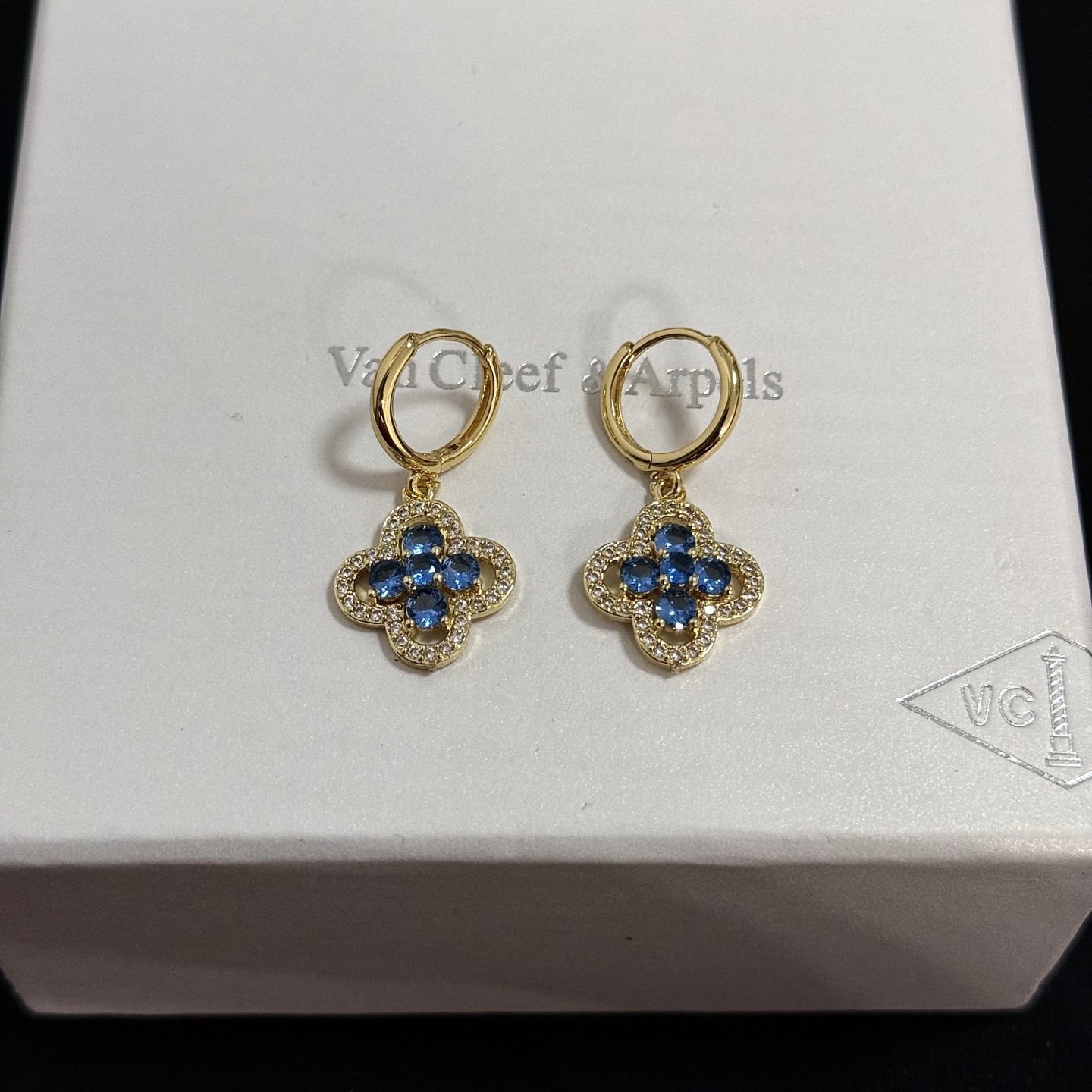 NO:725262,[Seiko original] VCA four-leaf clover Van Cleef Earrings, a classic, the same style as the official website, fashionable and trendy, using multi-layered metal carving design to make the petals more three-dimensional. Inlaid with full diamond technology, it shows the feminine temperament. The four-leaf clover lucky pattern symbolizes luck and happiness. It is unique and romantic. It combines simple and harmonious lines with materials. After polishing and polishing, it shows the nobility and elegance, fine jewelry, earrings19860909〔精工原版〕VCA四叶草梵克雅耳环,经典之作 官网同款 时尚潮流 采用多层次金属雕刻设计 使花瓣更立体 镶嵌满钻工艺 尽显女性柔美气质 四叶草幸运图案 象征幸运和幸福 独特又浪漫将简单和谐的线条与材质相融合 经过抛光和打磨 彰显高贵优雅,饰品精品,earrings,Jewelry