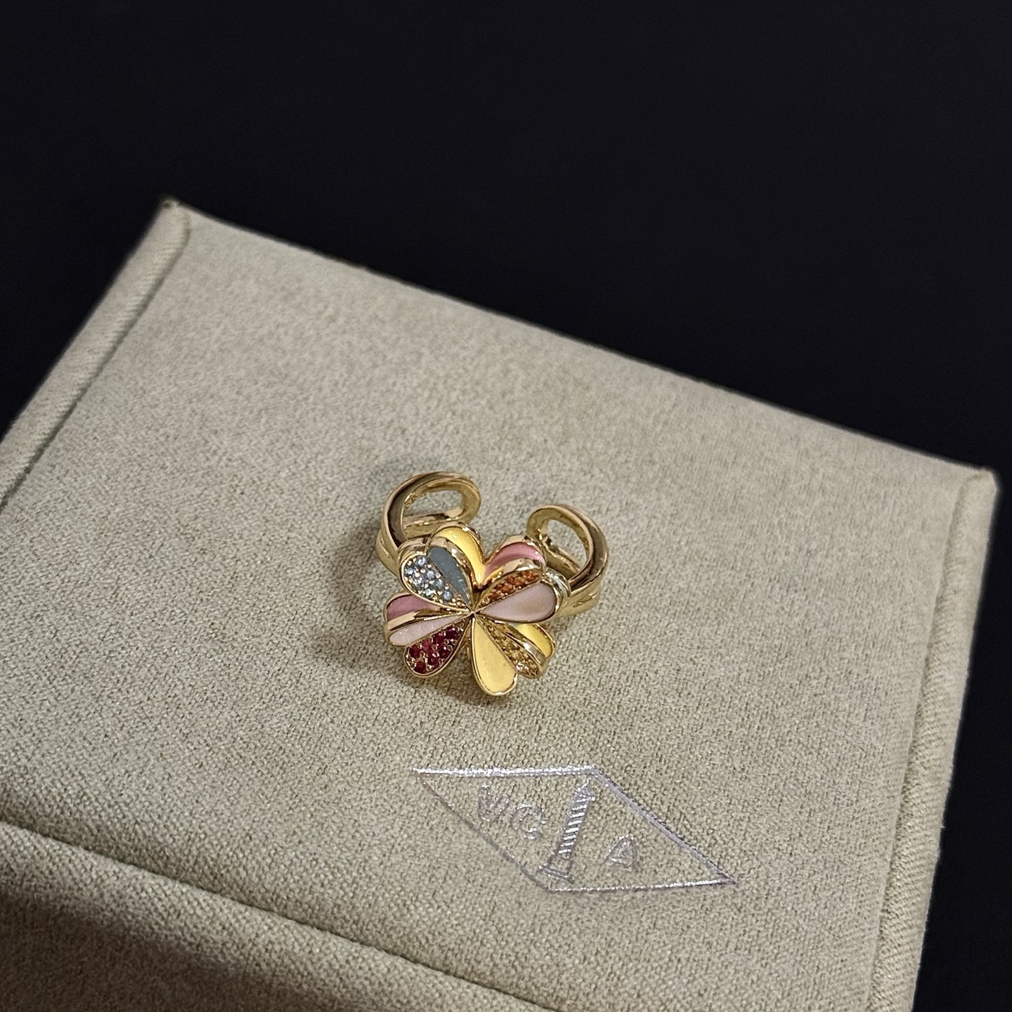 Anillo Van Cleef Arpels Alhambra Trébol de cuatro hojas de metal en oro amarillo con esmalte multicolor y pavé de piedras preciosas de color rojo claro, naranja, amarillo, banda abierta ajustable