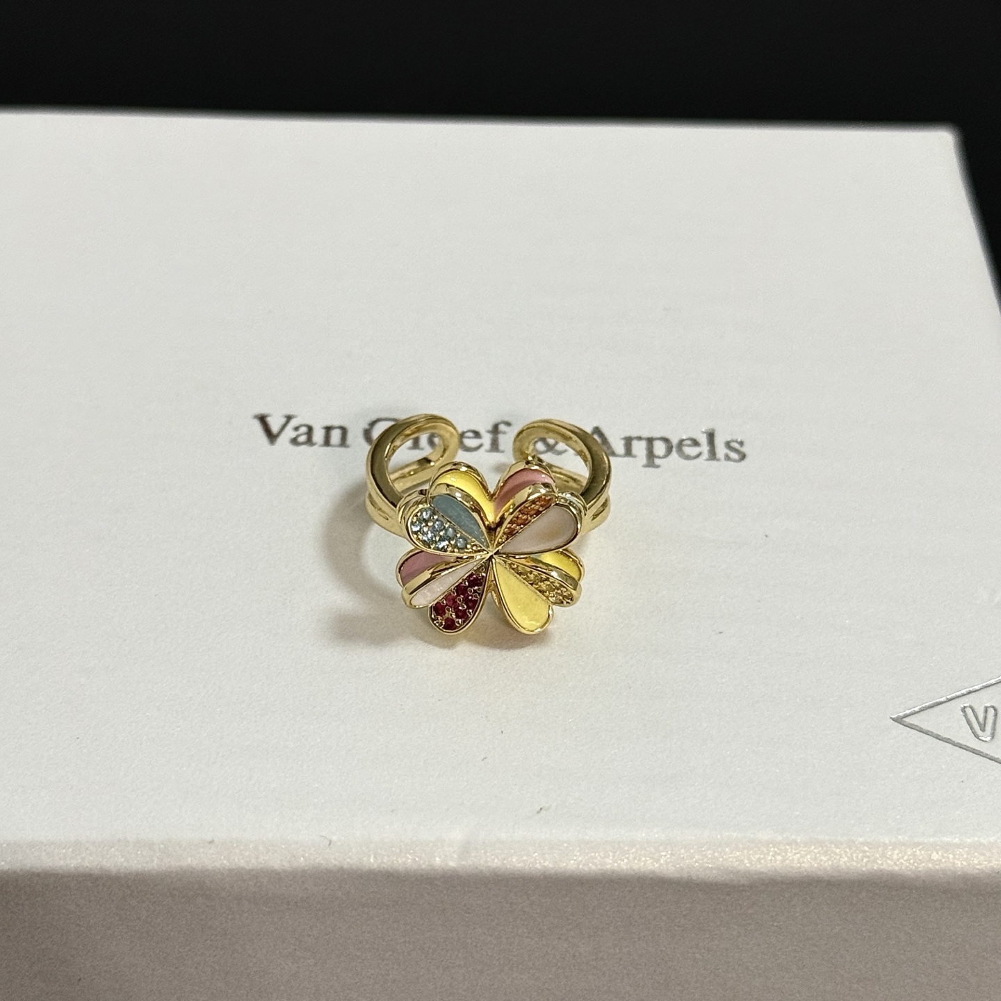 NO:725267,[Seiko original] VCA four-leaf clover Van Cleef ring, a classic, the same style as the official website, fashion trend, using multi-layered metal carving design to make the petals more three-dimensional, inlaid with full diamond technology, showing the feminine temperament, four-leaf clover lucky pattern, symbolizing luck and happiness, unique and romantic, integrating simple and harmonious lines with materials, polished and polished, showing nobility and elegance, fine jewelry, ring19860909〔精工原版〕VCA四叶草梵克雅戒指 经典之作 官网同款 时尚潮流 采用多层次金属雕刻设计 使花瓣更立体 镶嵌满钻工艺 尽显女性柔美气质 四叶草幸运图案 象征幸运和幸福 独特又浪漫将简单和谐的线条与材质相融合 经过抛光和打磨 彰显高贵优雅,饰品精品,ring,Jewelry