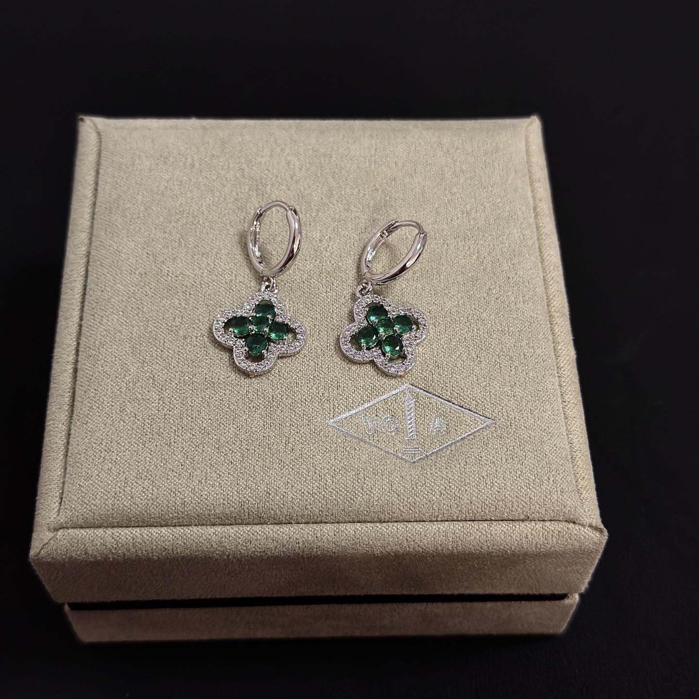 NO:725271,[Seiko original] VCA four-leaf clover Van Cleef Earrings, a classic, the same style as the official website, fashionable and trendy, using multi-layered metal carving design to make the petals more three-dimensional. Inlaid with full diamond technology, it shows the feminine temperament. The four-leaf clover lucky pattern symbolizes luck and happiness. It is unique and romantic. It combines simple and harmonious lines with materials. After polishing and polishing, it shows the nobility and elegance, fine jewelry, earrings19860909〔精工原版〕VCA四叶草梵克雅耳环,经典之作 官网同款 时尚潮流 采用多层次金属雕刻设计 使花瓣更立体 镶嵌满钻工艺 尽显女性柔美气质 四叶草幸运图案 象征幸运和幸福 独特又浪漫将简单和谐的线条与材质相融合 经过抛光和打磨 彰显高贵优雅,饰品精品,earrings,Jewelry