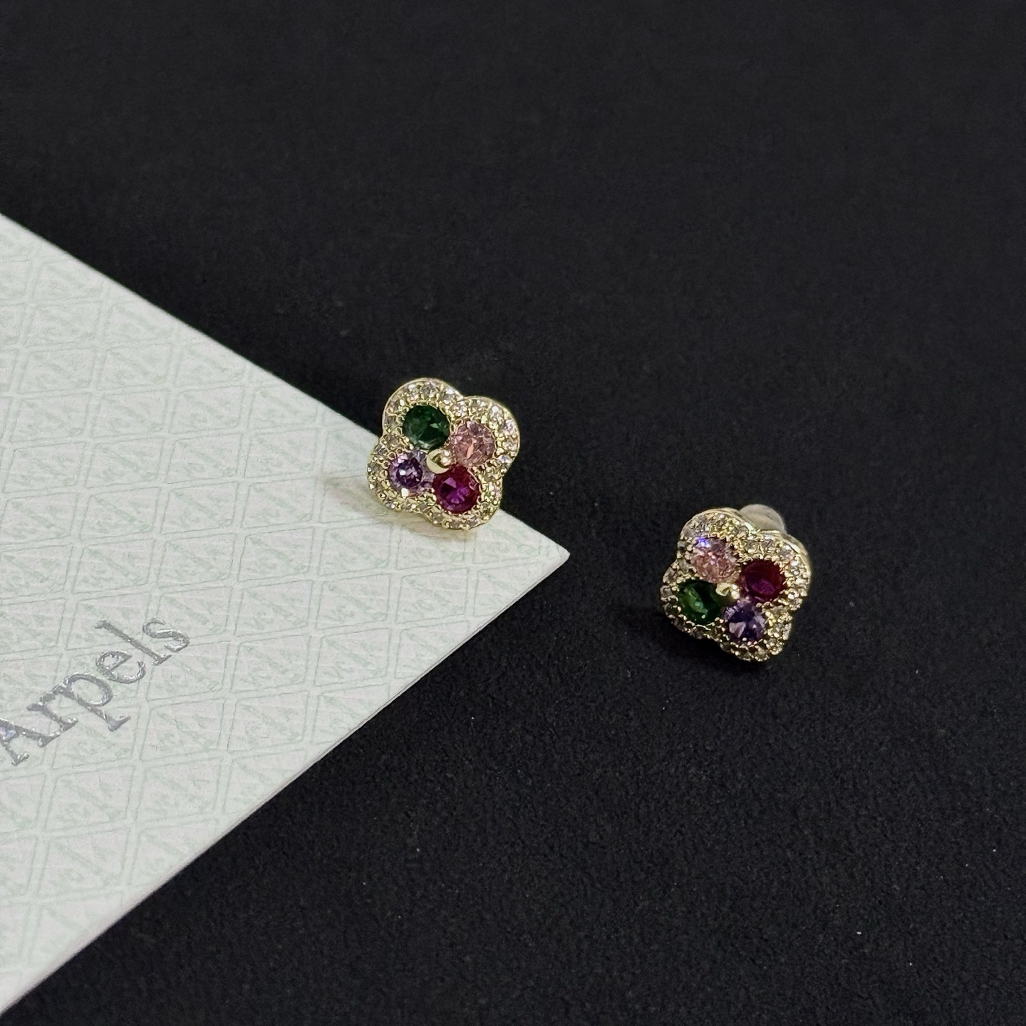 Brincos Van Cleef Arpels Alhambra em metal ouro amarelo com diamante branco pavimentado com pedras preciosas verde rosa roxo e vermelho rubi com diâmetro de pino de 8 mm