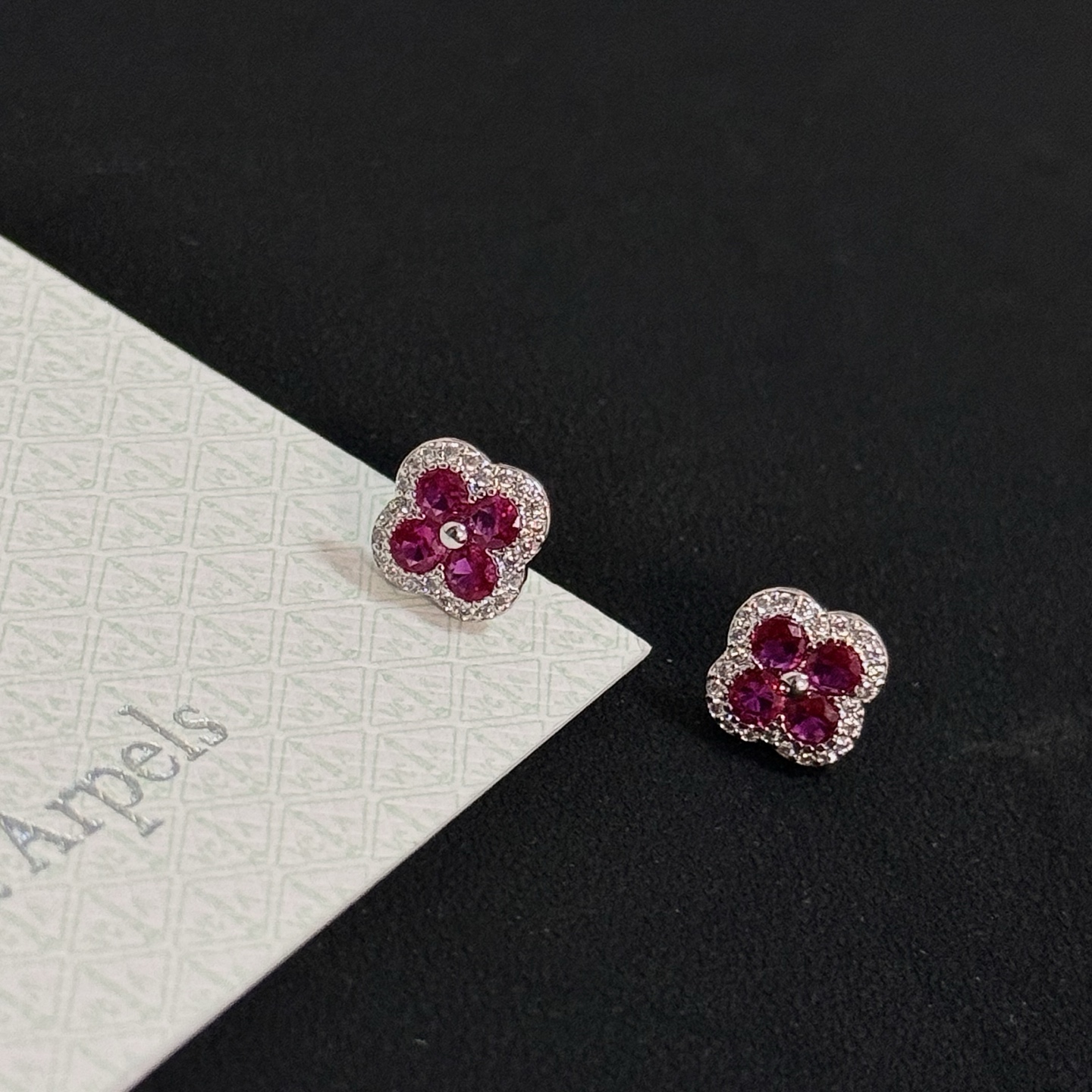 Pendientes Van Cleef Arpels Alhambra metal de oro blanco piedras preciosas de color rojo rubí detalles de diamantes blancos Diámetro del perno de 8 mm