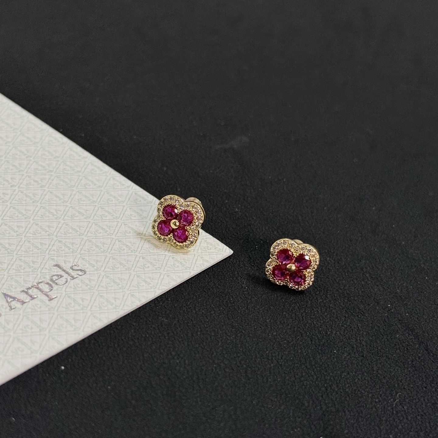 Pendientes Van Cleef Arpels Alhambra oro amarillo rubí rojo diamante blanco 8 mm de diámetro