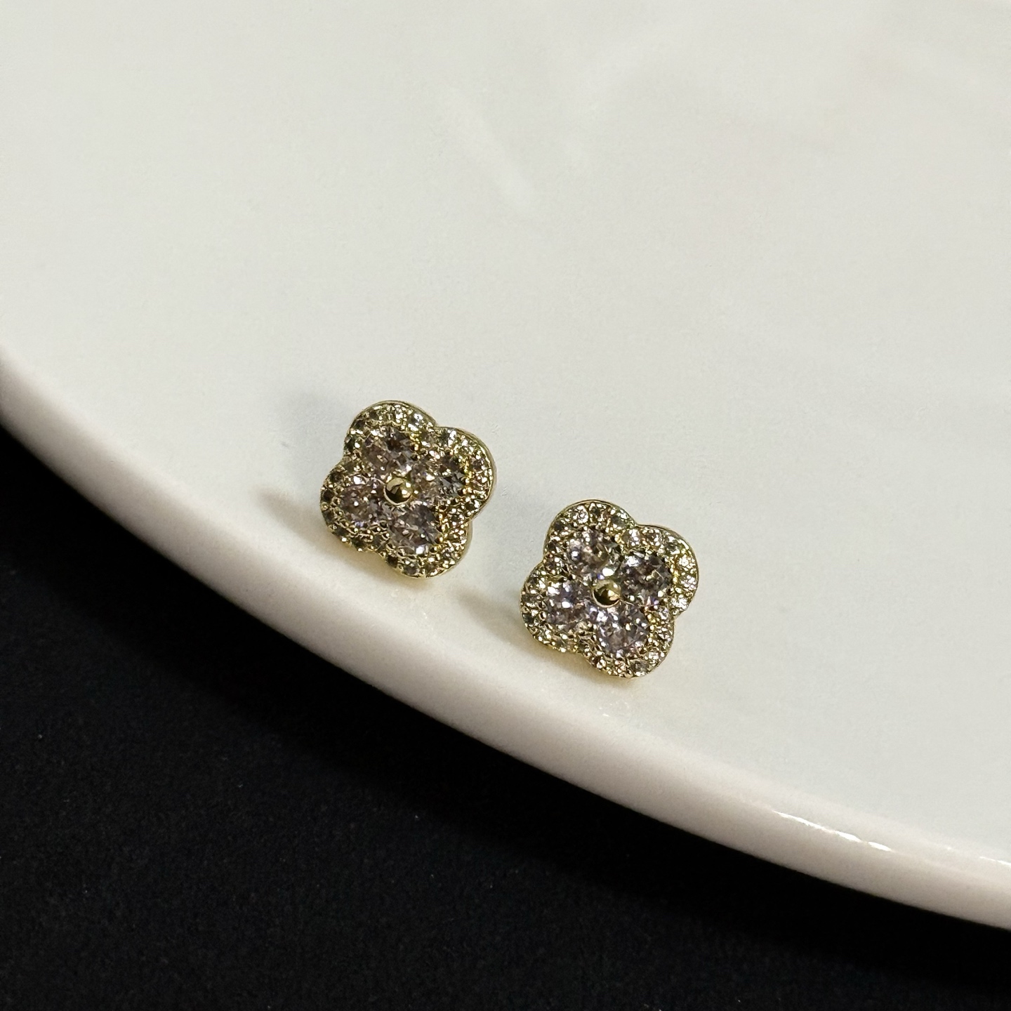 Van Cleef & Arpels Jewelry four-leaf clover earrings, classic, same style as official website, multi-layered metal carving design, inlaid with diamonds, lucky pattern, simple and harmonious lines, polished, noble and elegant — photo 6