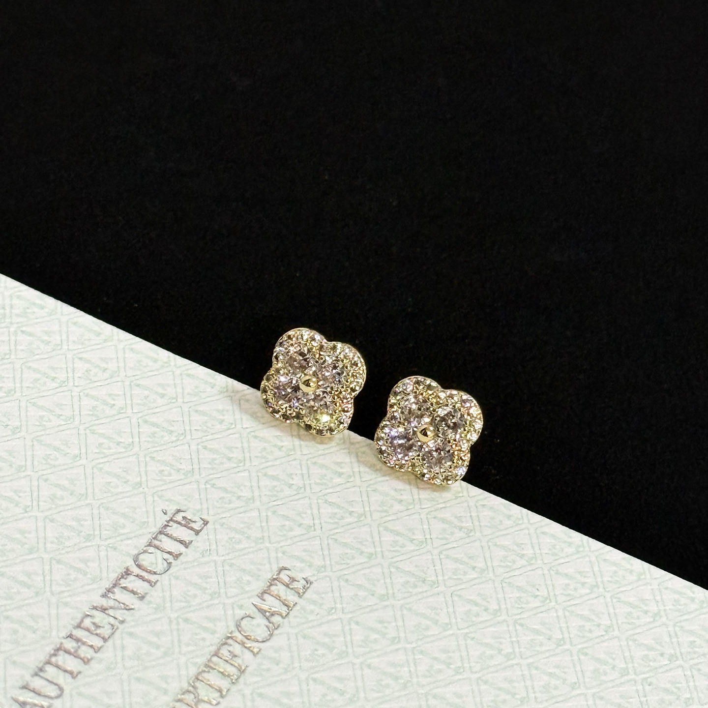 Van Cleef & Arpels Jewelry four-leaf clover earrings, classic, same style as official website, multi-layered metal carving design, inlaid with diamonds, lucky pattern, simple and harmonious lines, polished, noble and elegant — photo 3