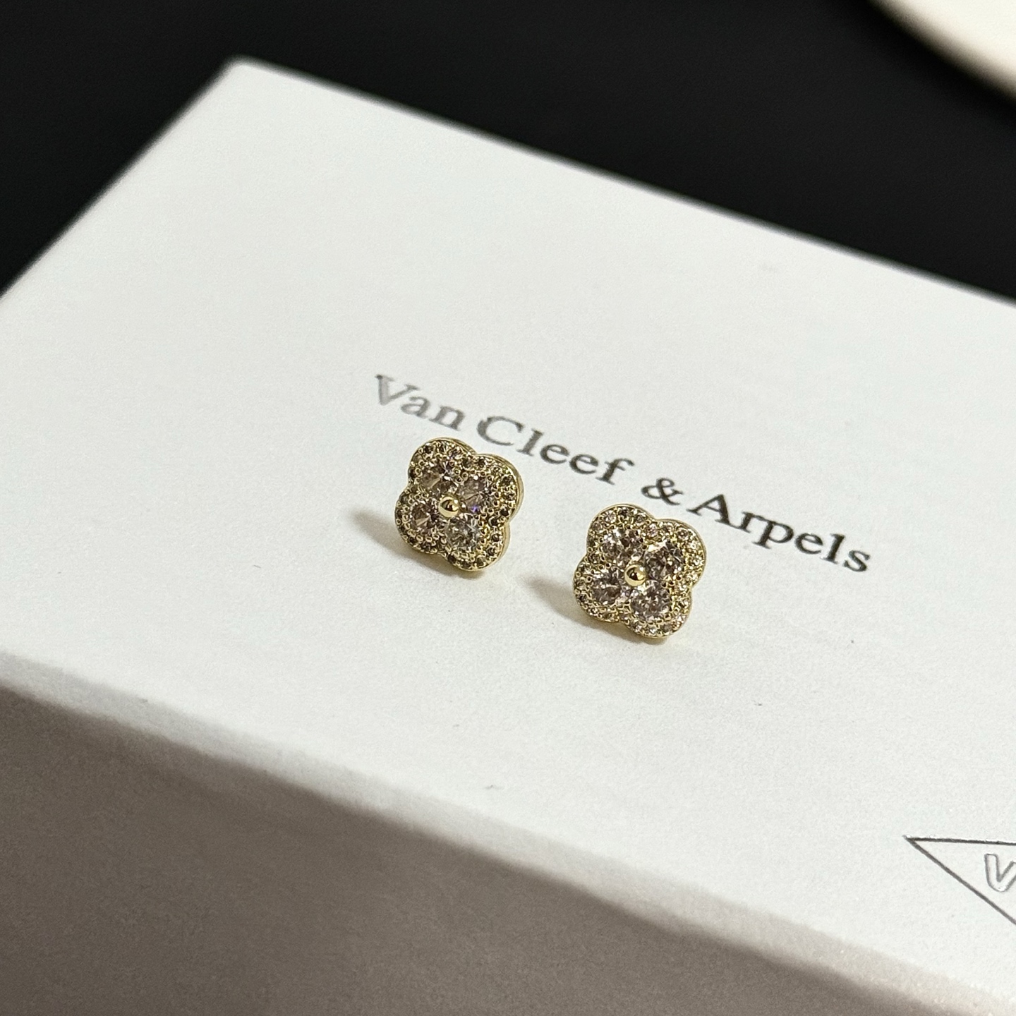 Van Cleef & Arpels Jewelry four-leaf clover earrings, classic, same style as official website, multi-layered metal carving design, inlaid with diamonds, lucky pattern, simple and harmonious lines, polished, noble and elegant — photo 2
