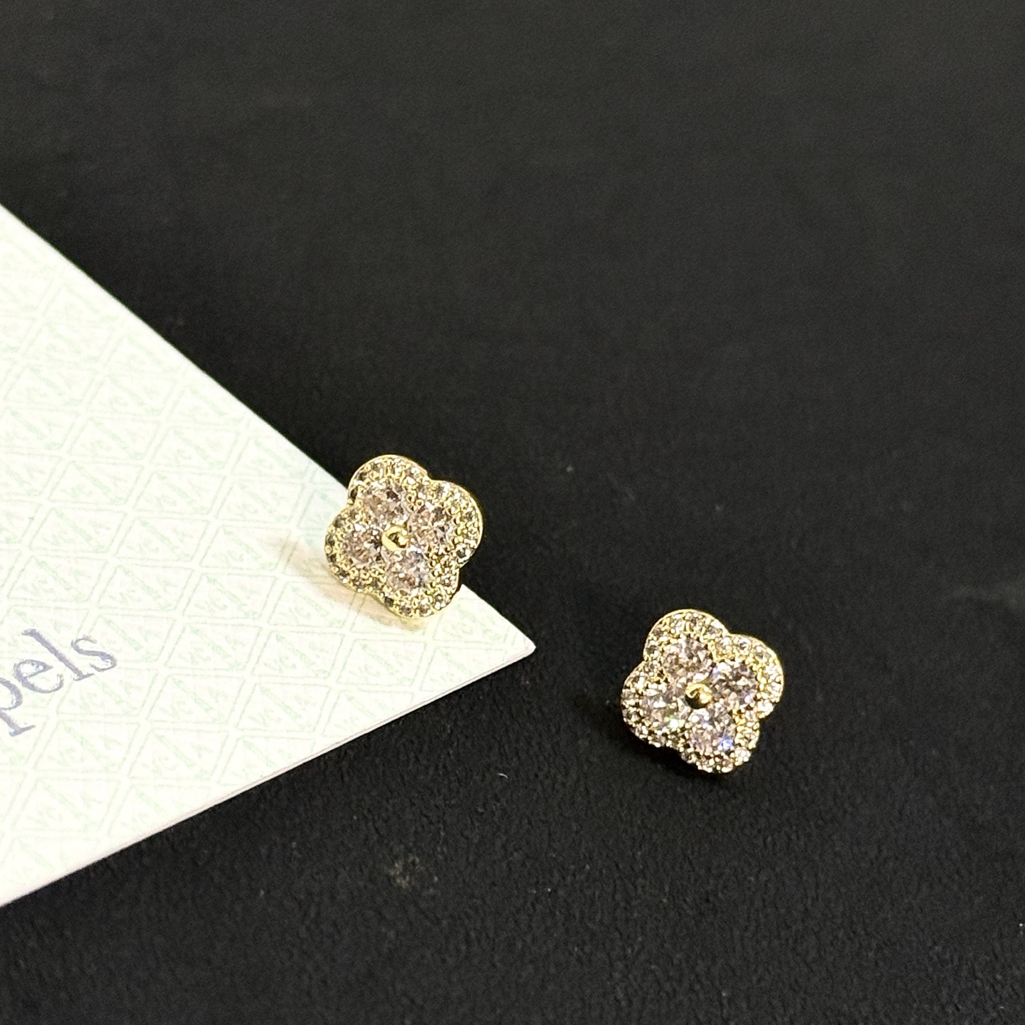 Van Cleef & Arpels Jewelry four-leaf clover earrings, classic, same style as official website, multi-layered metal carving design, inlaid with diamonds, lucky pattern, simple and harmonious lines, polished, noble and elegant — photo 5