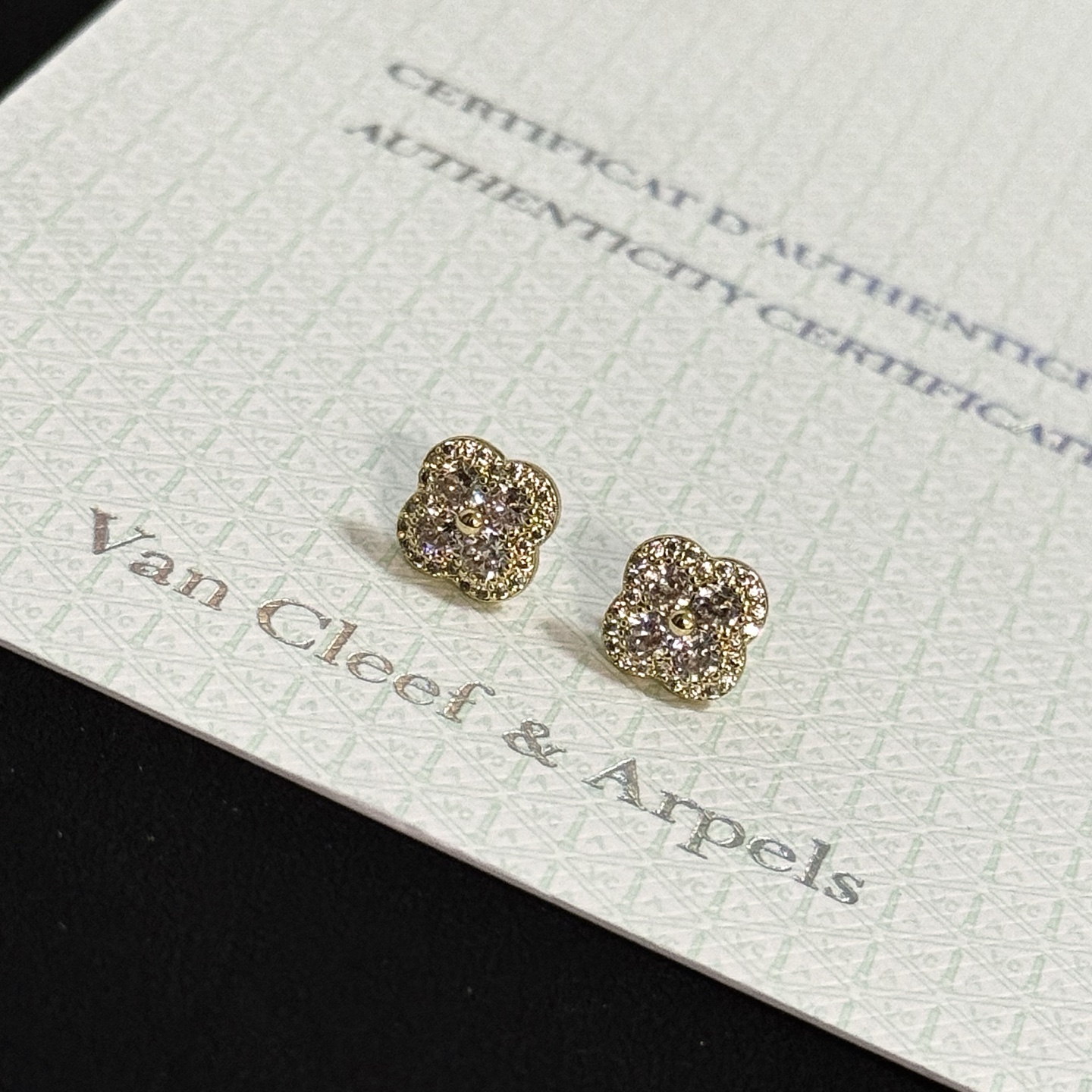 Van Cleef & Arpels Jewelry four-leaf clover earrings, classic, same style as official website, multi-layered metal carving design, inlaid with diamonds, lucky pattern, simple and harmonious lines, polished, noble and elegant — photo 4