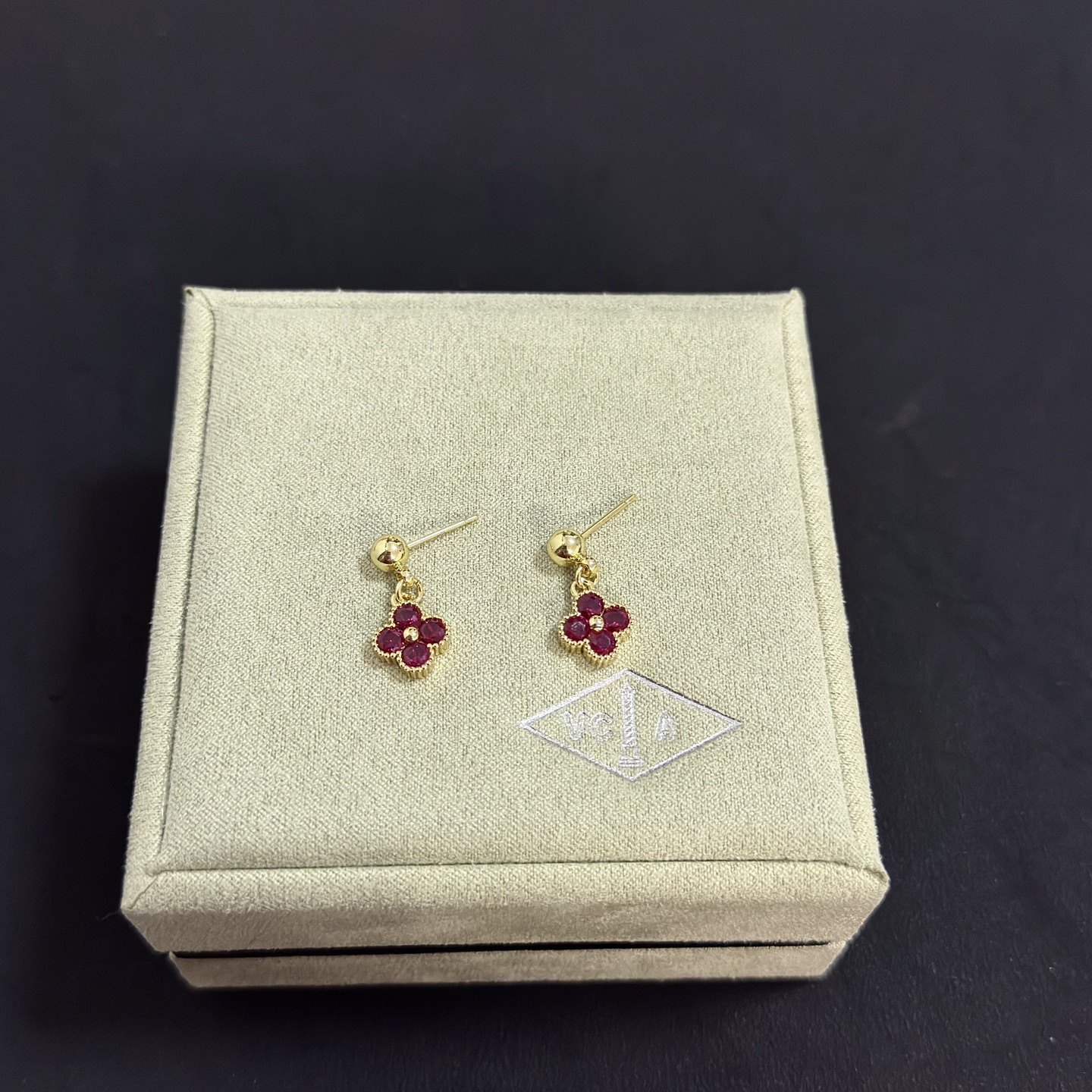 Orecchini Van Cleef Arpels Alhambra in metallo oro giallo con pietre preziose rosso rubino intenso, lunghezza goccia 1-2 cm