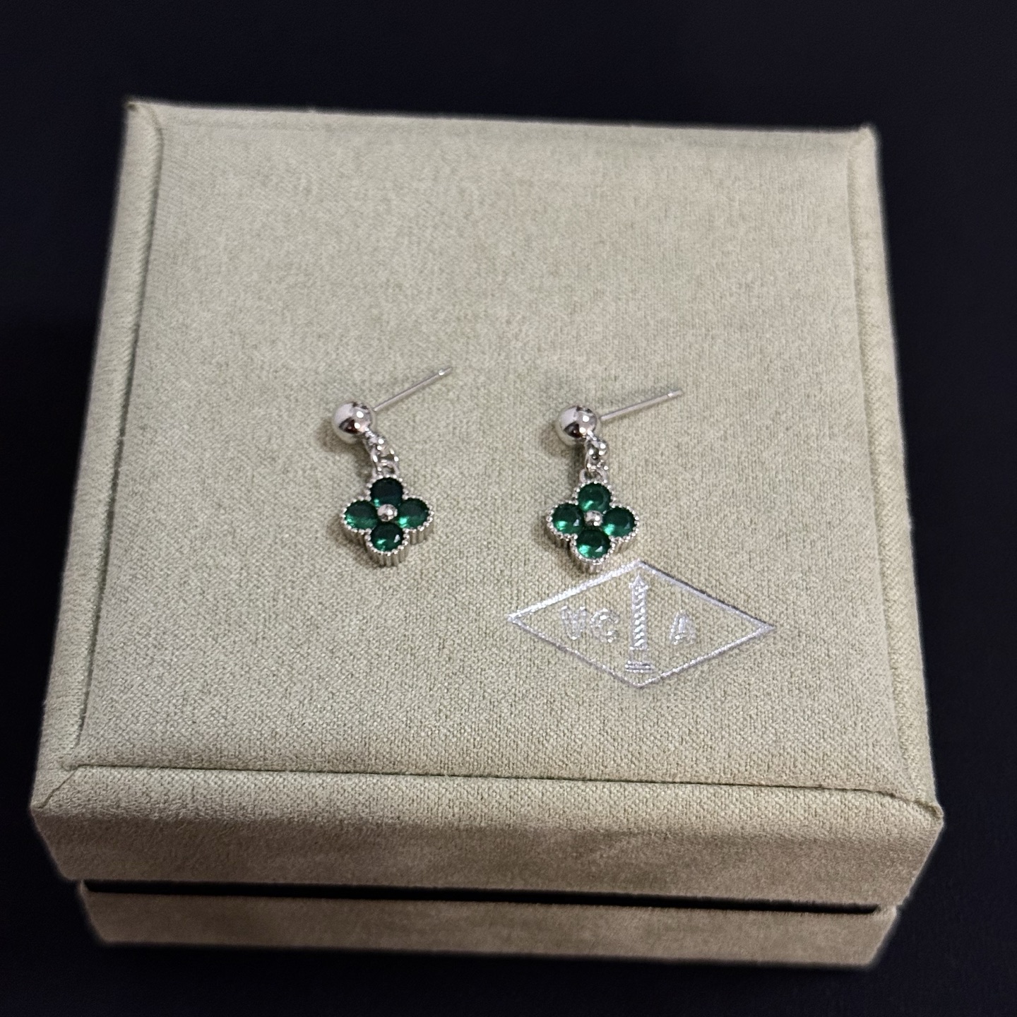 Boucles d'oreilles Van Cleef Arpels Alhambra Métal argenté avec pierres précieuses vert émeraude Taille unique