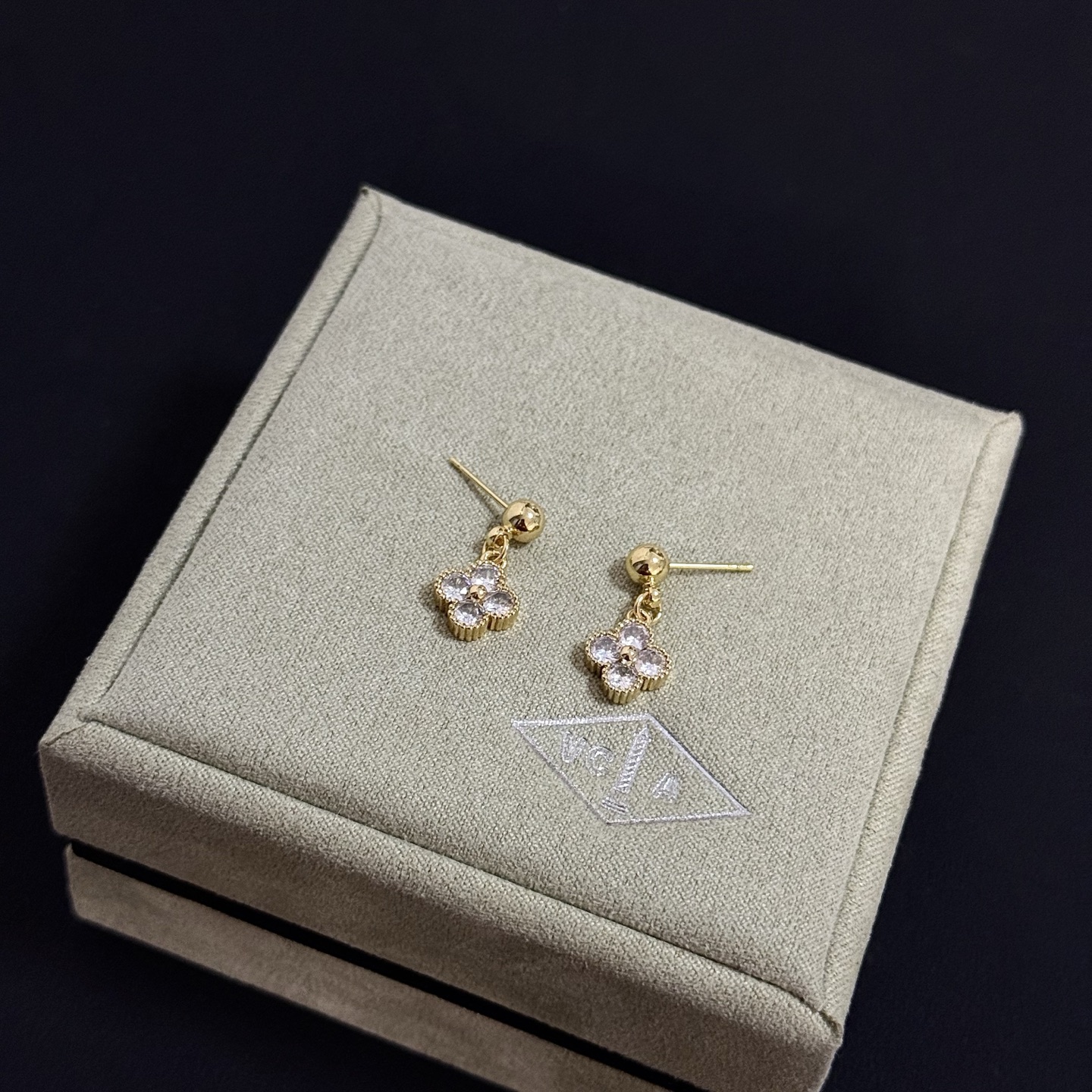 Van Cleef & Arpels Jewelry four-leaf clover earrings, classic, same style as official website, multi-layered metal carving design, inlaid with diamonds, lucky pattern, romantic, noble and elegant — photo 2