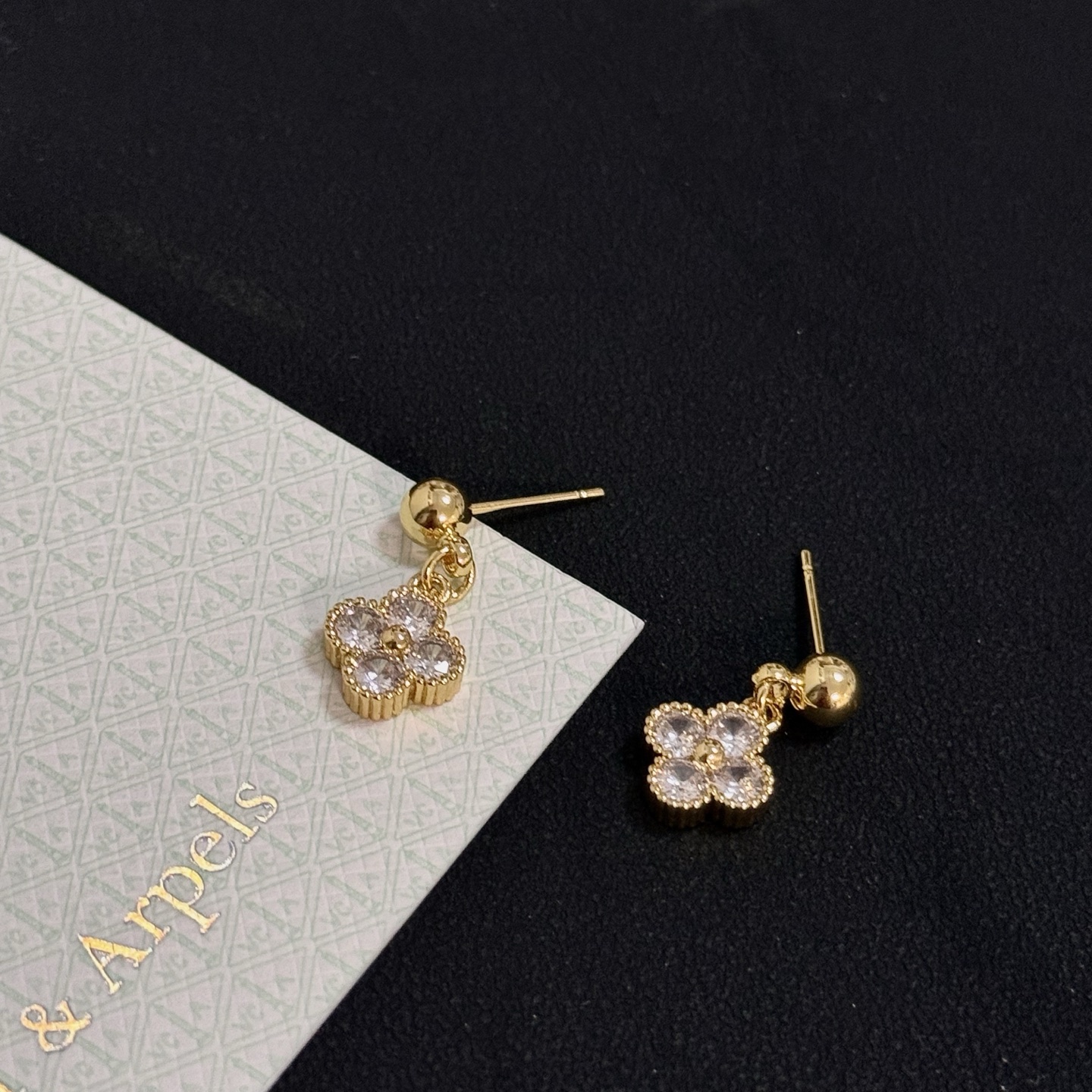 Van Cleef & Arpels Jewelry four-leaf clover earrings, classic, same style as official website, multi-layered metal carving design, inlaid with diamonds, lucky pattern, romantic, noble and elegant — photo 7