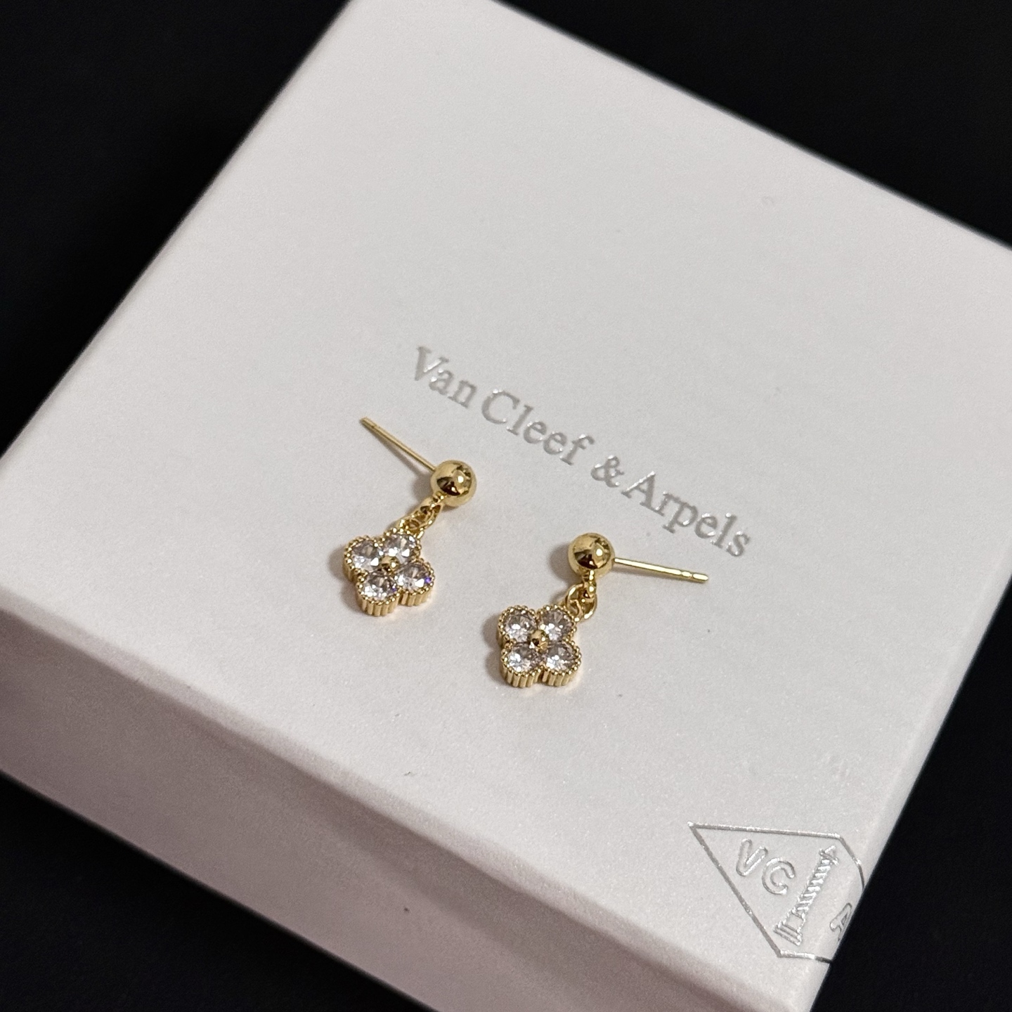 Van Cleef & Arpels Jewelry four-leaf clover earrings, classic, same style as official website, multi-layered metal carving design, inlaid with diamonds, lucky pattern, romantic, noble and elegant — photo 4