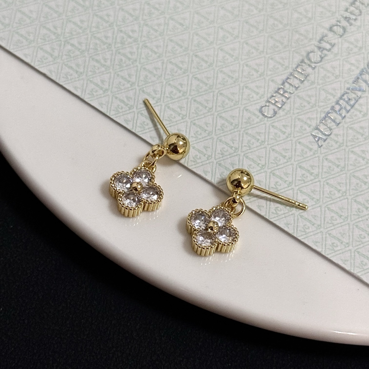 Van Cleef & Arpels Jewelry four-leaf clover earrings, classic, same style as official website, multi-layered metal carving design, inlaid with diamonds, lucky pattern, romantic, noble and elegant — photo 5