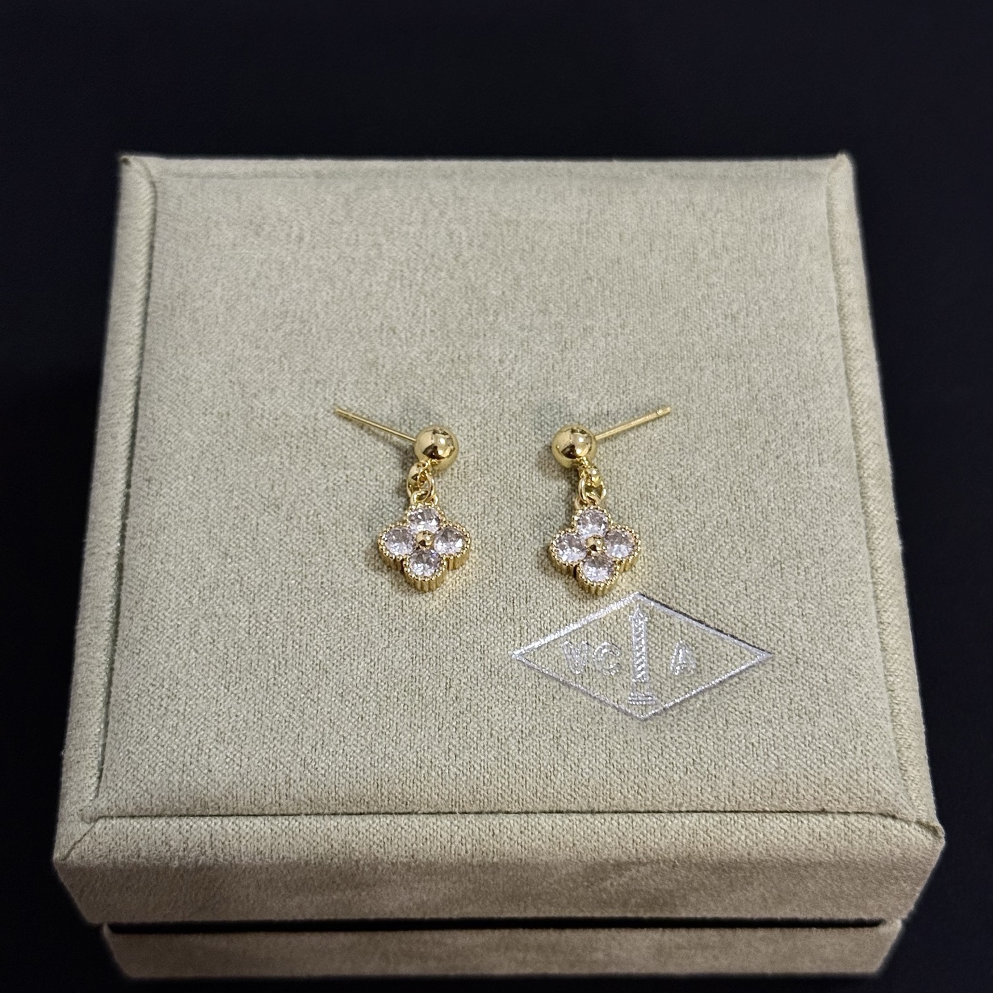 Van Cleef & Arpels Jewelry four-leaf clover earrings, classic, same style as official website, multi-layered metal carving design, inlaid with diamonds, lucky pattern, romantic, noble and elegant