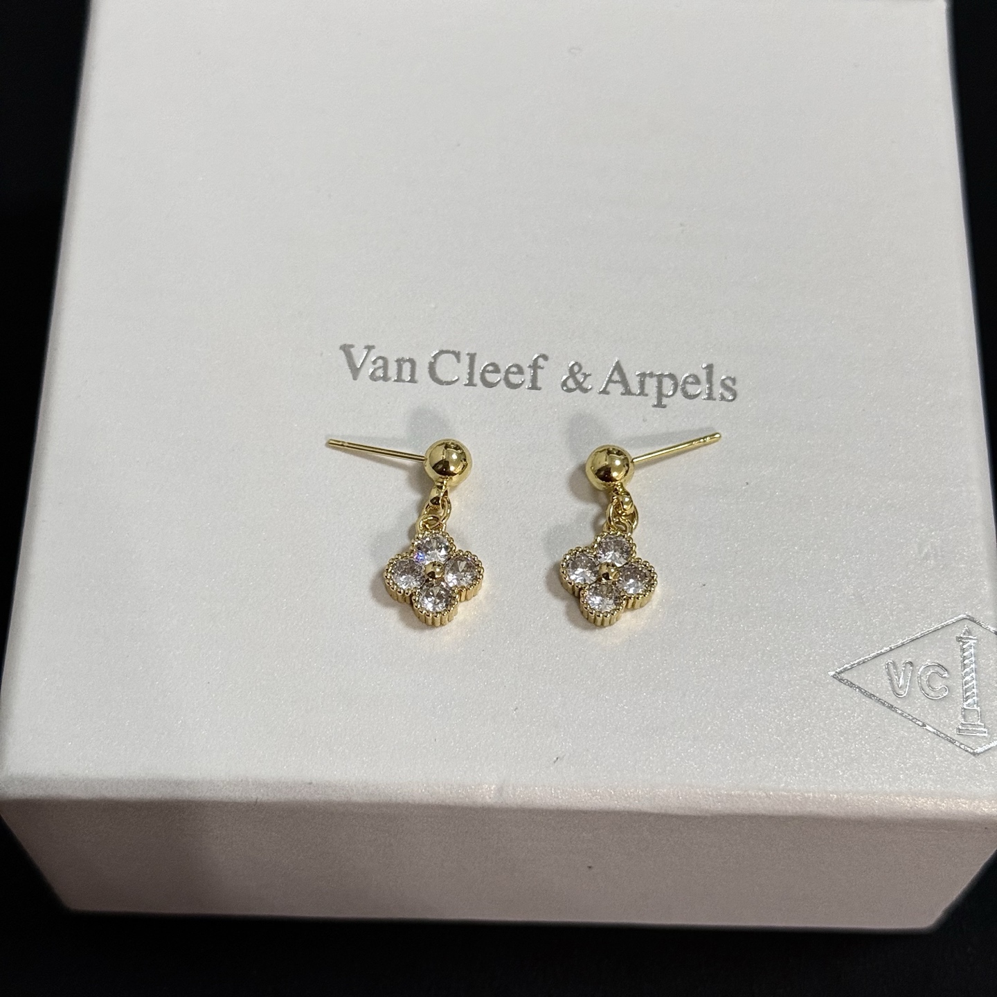 Van Cleef & Arpels Jewelry four-leaf clover earrings, classic, same style as official website, multi-layered metal carving design, inlaid with diamonds, lucky pattern, romantic, noble and elegant — photo 3