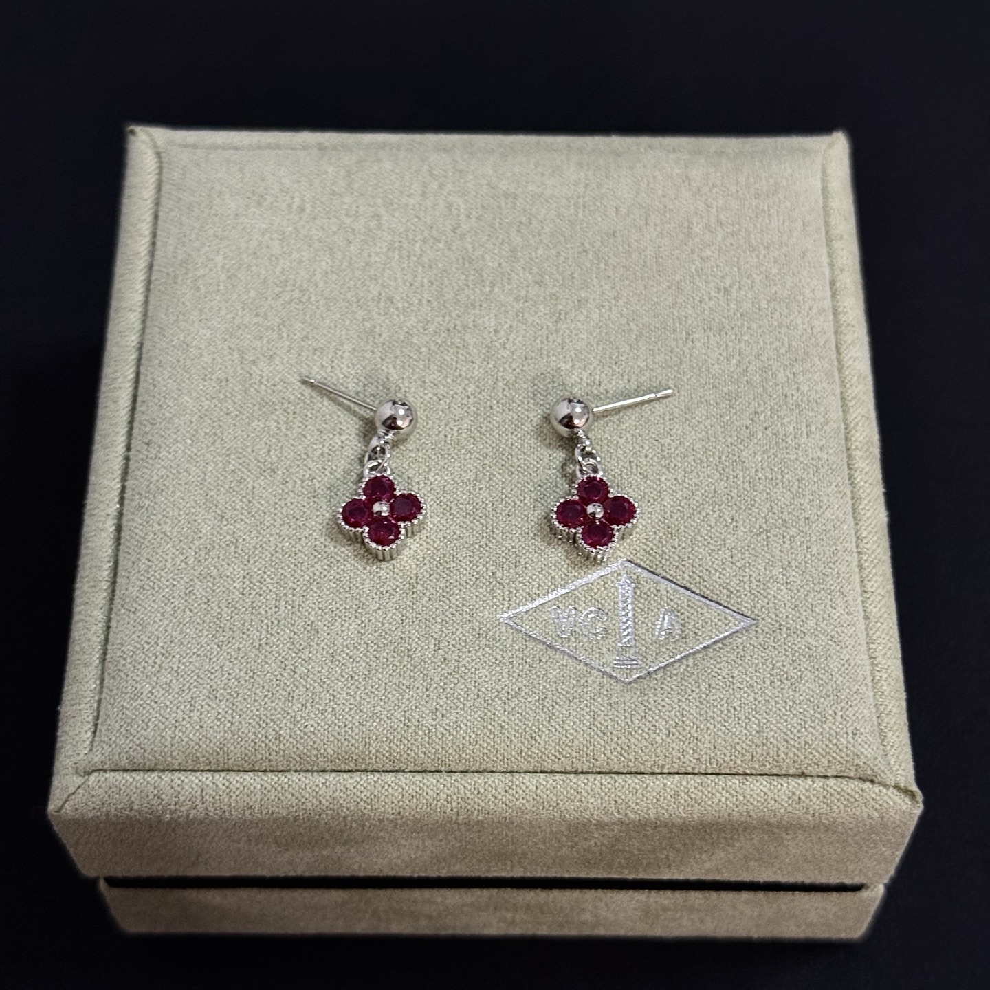 NO:725275,[Seiko original] VCA four-leaf clover Van Cleef Earrings, a classic, the same style as the official website, fashionable and trendy, using multi-layered metal carving design to make the petals more three-dimensional, inlaid with diamond technology, showing the feminine temperament, four-leaf clover lucky pattern, symbolizing luck and happiness, unique and romantic, integrating simple and harmonious lines and materials, polished and polished, showing nobility and elegance, fine jewelry19860909〔精工原版〕VCA四叶草梵克雅耳钉,经典之作 官网同款 时尚潮流 采用多层次金属雕刻设计 使花瓣更立体 镶嵌满钻工艺 尽显女性柔美气质 四叶草幸运图案 象征幸运和幸福 独特又浪漫将简单和谐的线条与材质相融合 经过抛光和打磨 彰显高贵优雅,饰品精品,Jewelry