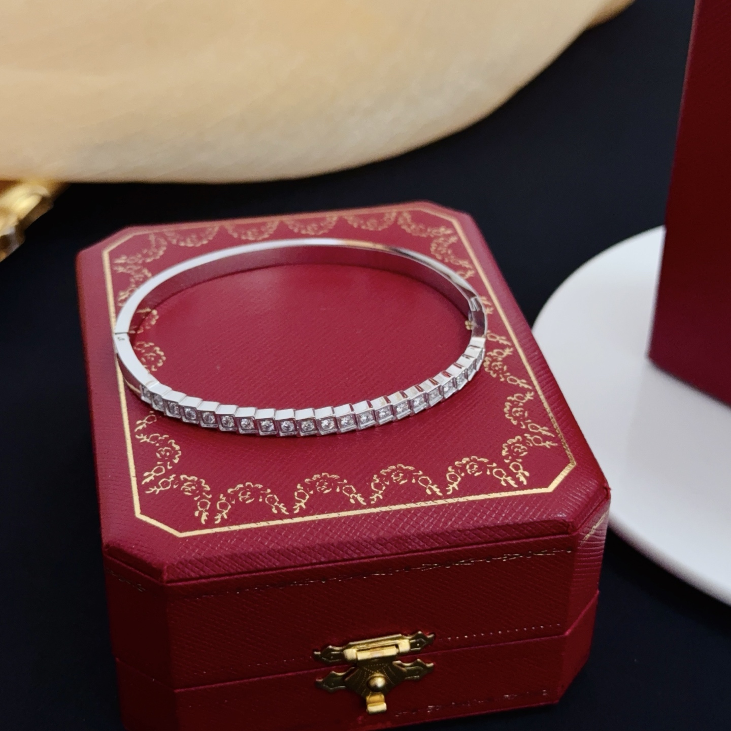 NO:725058,Cartier diamond-encrusted bracelet, high-end customized version, diamond-encrusted craftsmanship, V gold material, classic and fashionable style, reconstruct the aesthetics of love with sharp lines!  Breaking the rules, the diamond-encrusted design actually achieves the ceiling of high-end sense - no need for flashy accumulation, love should be as pure as ever. Cartier is loved by many celebrities and Internet celebrities. The Leopard series bracelet is absolutely an eternal classic, and it is not limited to men and women, and there is no age limit!  Wear it and you will be the center of attention!  , jewelry boutique, cartier, bracelet19860909卡地亚镶钻手镯 高端定制版本 镶嵌钻工艺 V金材质 经典而时尚风格 用凌厉线条重构爱情美学！打破常规,镶嵌钻设计反而成就高级感天花板——无需浮华堆砌,爱本应纯粹如初 卡地亚受众多明星网红的爱戴 豹子系列手镯 绝对是永恒经典 而且男女不限 年龄不限 ！戴上它你就是焦点！,饰品精品,cartier,bracelet,Jewelry