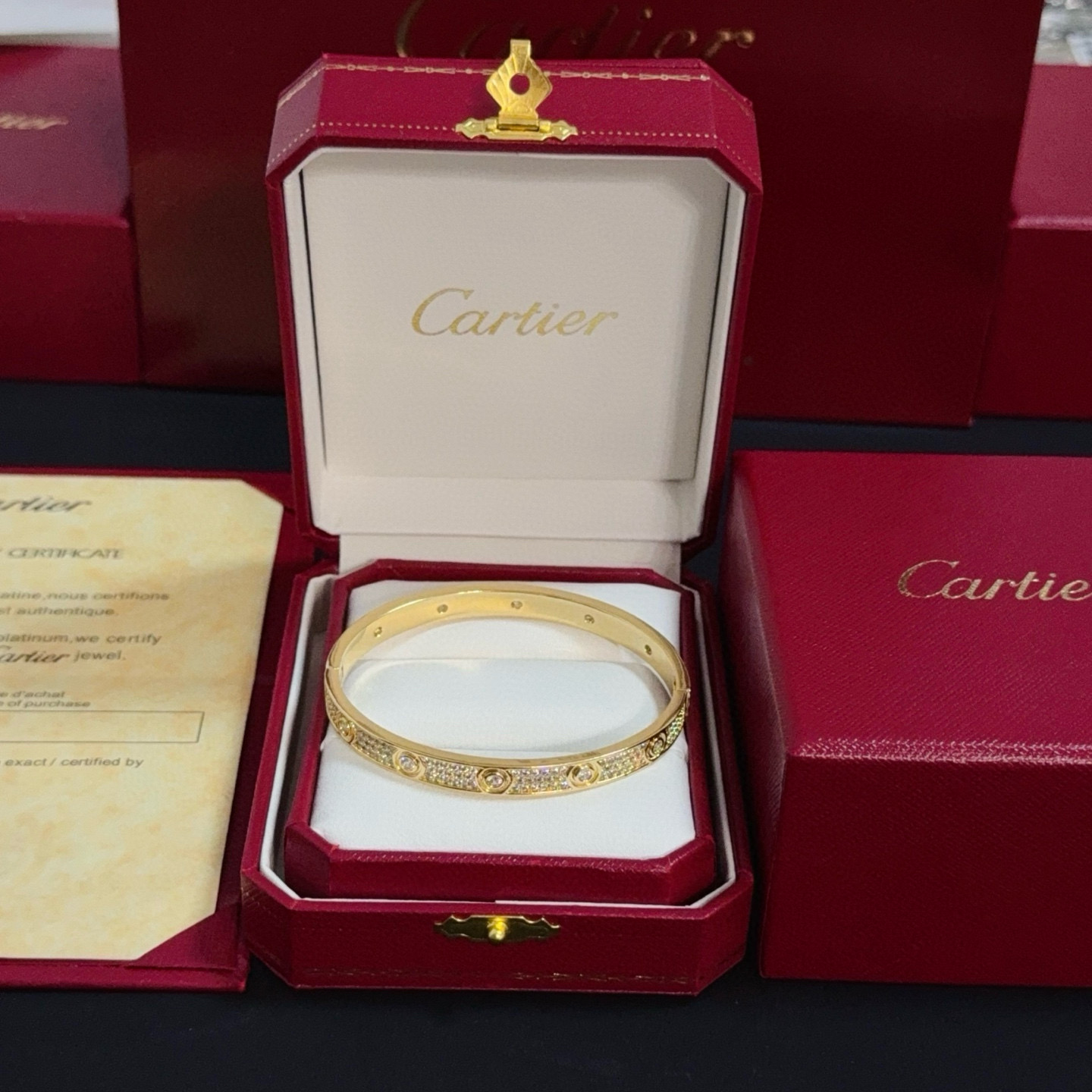 NO:725067,Cartier diamond-encrusted bracelet, high-end customized version, diamond-encrusted craftsmanship, V gold material, classic and fashionable style, reconstruct the aesthetics of love with sharp lines!  Breaking the rules, the diamond-encrusted design actually achieves the ceiling of high-end sense - no need for flashy accumulation, love should be as pure as ever. Cartier is loved by many celebrities and Internet celebrities. The Leopard series bracelet is absolutely an eternal classic, and it is not limited to men and women, and there is no age limit!  Wear it and you will be the center of attention!  , jewelry boutique, cartier, bracelet19860909卡地亚镶钻手镯 高端定制版本 镶嵌钻工艺 V金材质 经典而时尚风格 用凌厉线条重构爱情美学！打破常规,镶嵌钻设计反而成就高级感天花板——无需浮华堆砌,爱本应纯粹如初 卡地亚受众多明星网红的爱戴 豹子系列手镯 绝对是永恒经典 而且男女不限 年龄不限 ！戴上它你就是焦点！,饰品精品,cartier,bracelet,Jewelry