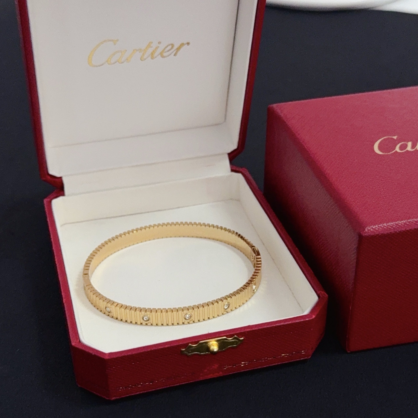 NO:725071,Cartier diamond-encrusted bracelet, high-end customized version, diamond-encrusted craftsmanship, V gold material, classic and fashionable style, reconstruct the aesthetics of love with sharp lines!  Breaking the rules, the diamond-encrusted design actually achieves the ceiling of high-end sense - no need for flashy accumulation, love should be as pure as ever. Cartier is loved by many celebrities and Internet celebrities. The Leopard series bracelet is absolutely an eternal classic, and it is not limited to men and women, and there is no age limit!  Wear it and you will be the center of attention!  , jewelry boutique, cartier, bracelet19860909卡地亚镶钻手镯 高端定制版本 镶嵌钻工艺 V金材质 经典而时尚风格 用凌厉线条重构爱情美学！打破常规,镶嵌钻设计反而成就高级感天花板——无需浮华堆砌,爱本应纯粹如初 卡地亚受众多明星网红的爱戴 豹子系列手镯 绝对是永恒经典 而且男女不限 年龄不限 ！戴上它你就是焦点！,饰品精品,cartier,bracelet,Jewelry