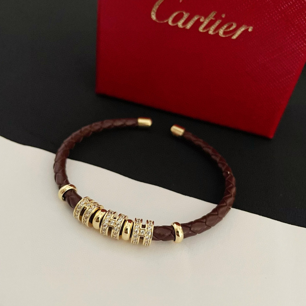 Cartier 卡地亚镶钻皮绳手镯 高端定制版本 镶嵌钻工艺 V金材质 而 风格 用凌厉线条重构爱情美学 打破常规