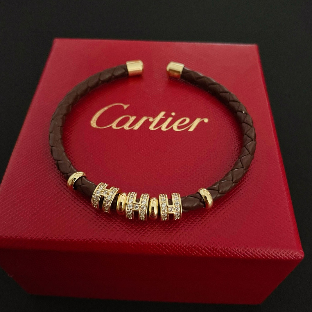 Cartier 卡地亚镶钻皮绳手镯 高端定制版本 镶嵌钻工艺 V金材质 而 风格 用凌厉线条重构爱情美学 打破常规