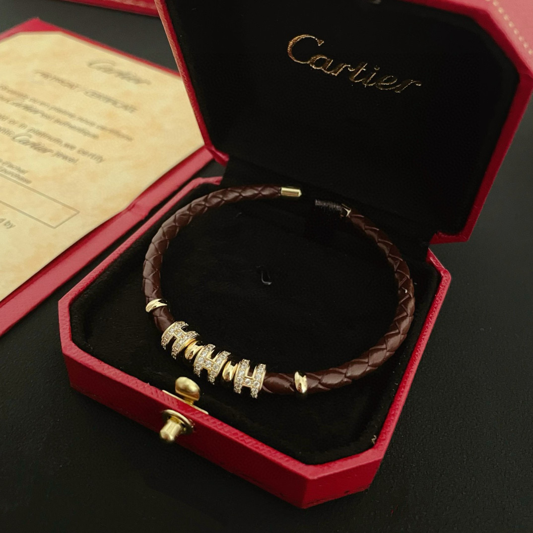 Cartier 卡地亚镶钻皮绳手镯 高端定制版本 镶嵌钻工艺 V金材质 而 风格 用凌厉线条重构爱情美学 打破常规
