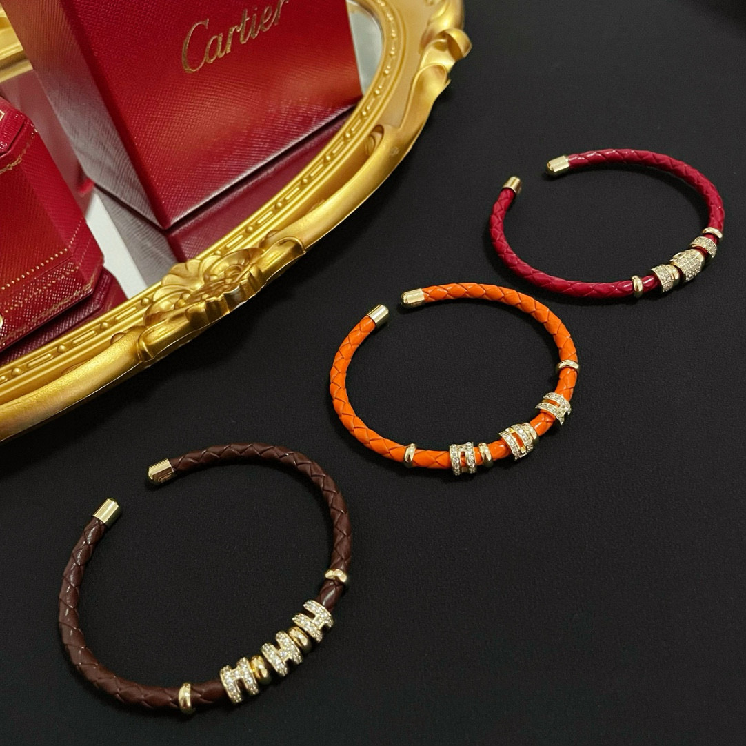 Cartier 卡地亚镶钻皮绳手镯 高端定制版本 镶嵌钻工艺 V金材质 而 风格 用凌厉线条重构爱情美学 打破常规