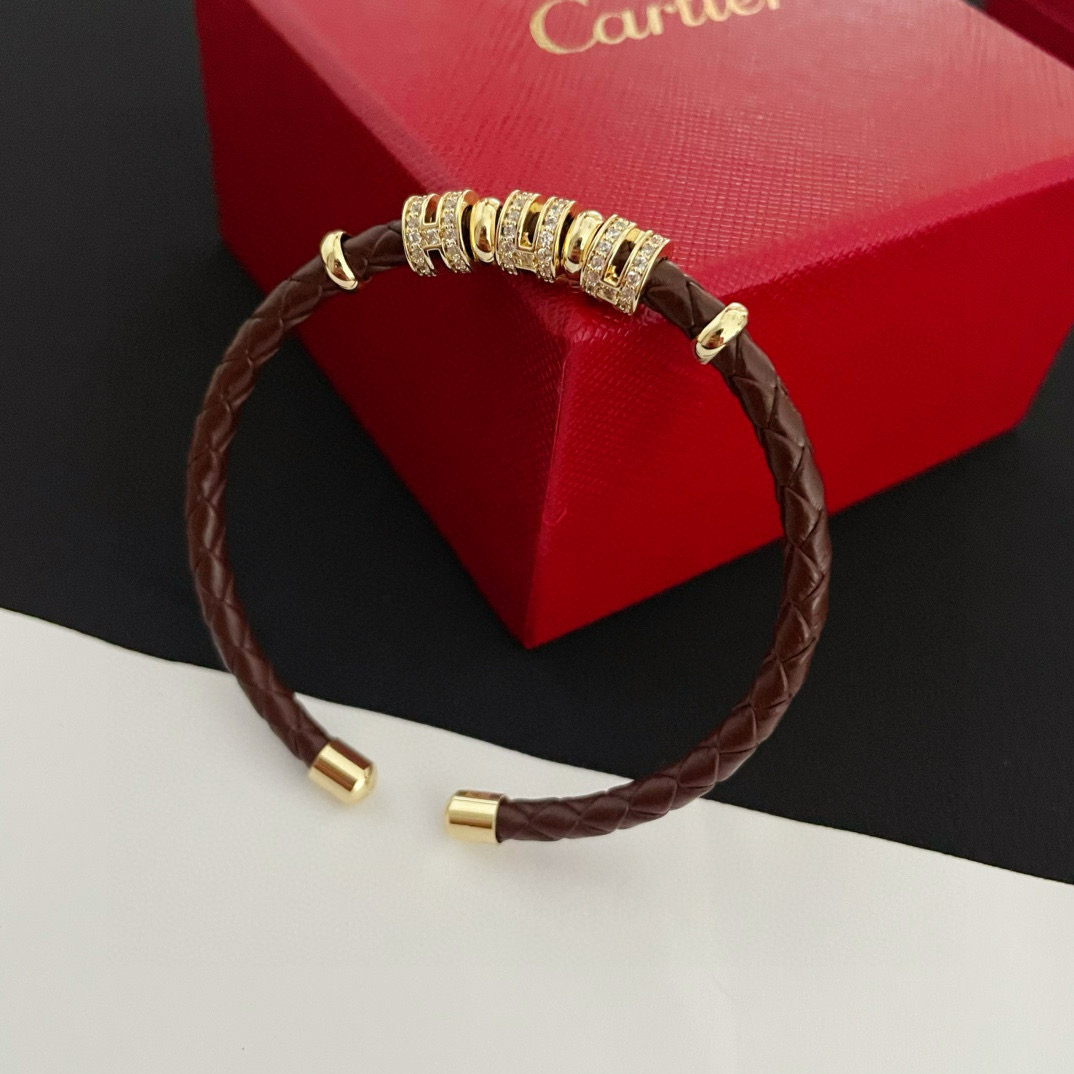 Cartier 卡地亚镶钻皮绳手镯 高端定制版本 镶嵌钻工艺 V金材质 而 风格 用凌厉线条重构爱情美学 打破常规