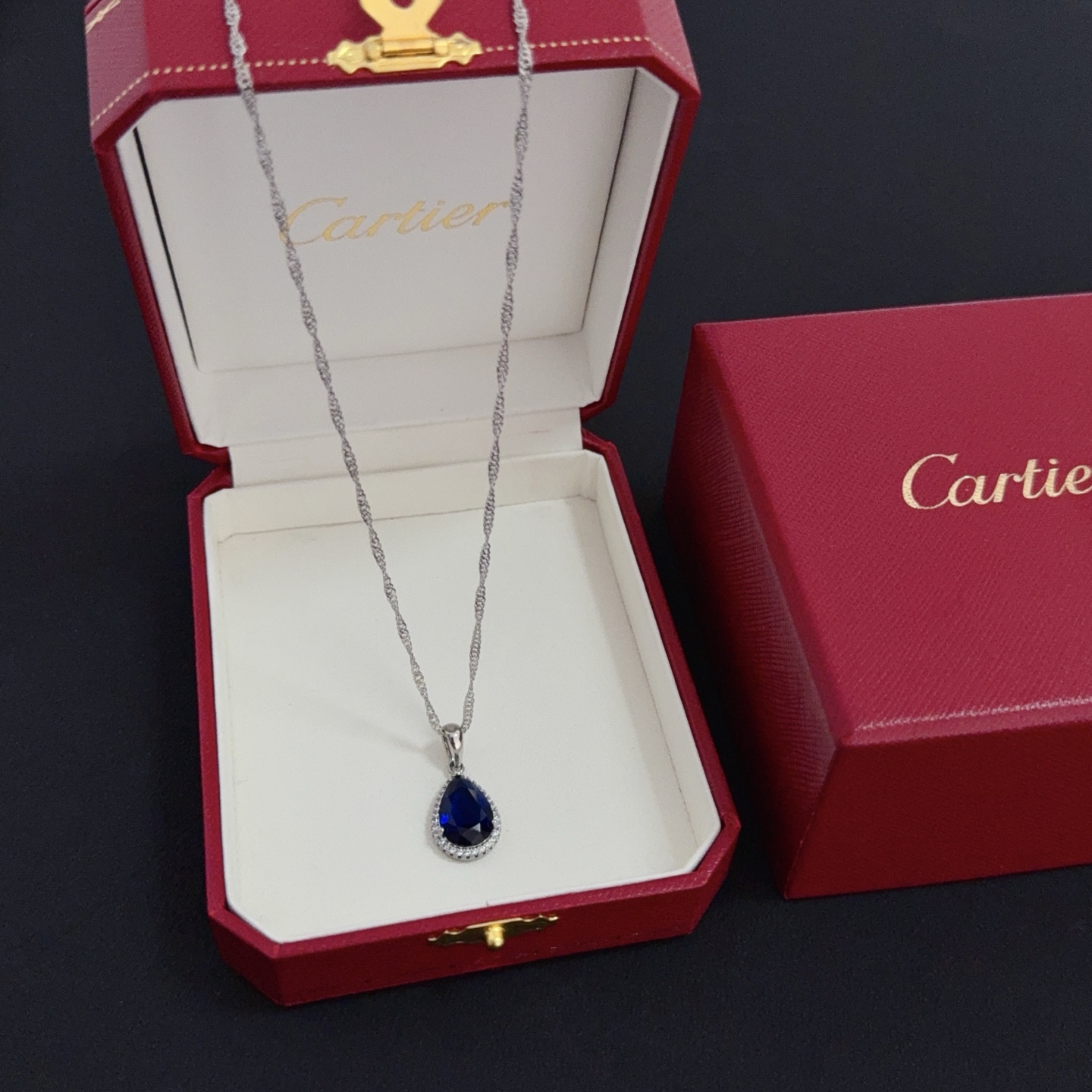 NO:725054,Cartier diamond-encrusted necklace, celebrity internet celebrity's companionship, Douyin Xiaohongshu hot hit, high-end customized version, diamond-encrusted craftsmanship, V-gold material, classic and fashionable style, reconstruct the aesthetics of love with sharp lines!  Breaking the rules, the diamond-encrusted design actually achieves the ceiling of high-end sense - no need for flashy accumulation, love should be as pure as ever. Cartier is loved by many celebrities and Internet celebrities. The Leopard series bracelet is absolutely an eternal classic, and it is not limited to men and women, and there is no age limit!  Wear it and you will be the center of attention!  , jewelry boutique,cartier,necklace,bracelet19860909卡地亚镶钻项链 明星网红同歀 抖音小红书爆款 高端定制版本 镶嵌钻工艺 V金材质 经典而时尚风格 用凌厉线条重构爱情美学！打破常规,镶嵌钻设计反而成就高级感天花板——无需浮华堆砌,爱本应纯粹如初 卡地亚受众多明星网红的爱戴 豹子系列手镯 绝对是永恒经典 而且男女不限 年龄不限 ！戴上它你就是焦点！,饰品精品,cartier,necklace,bracelet,Jewelry