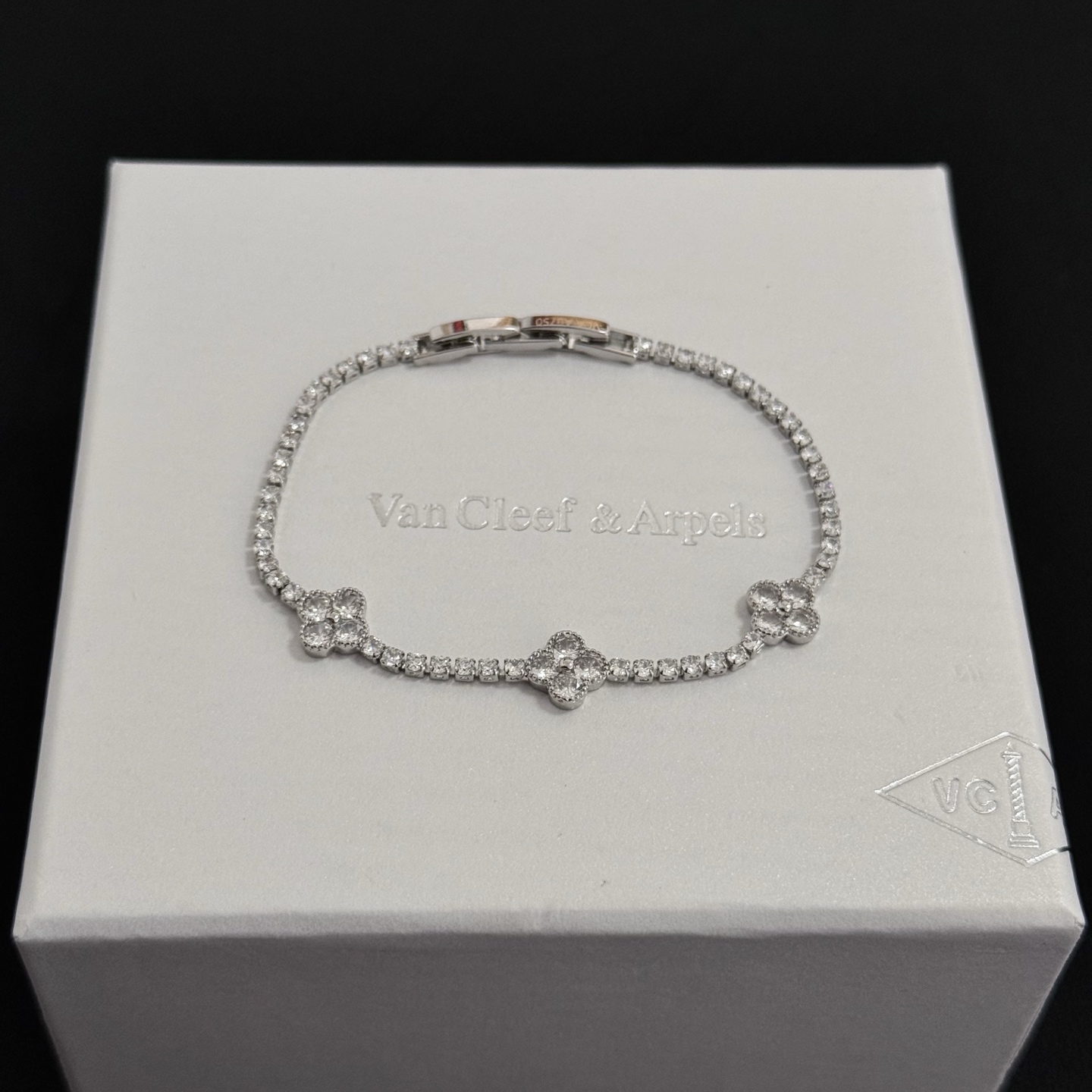 NO:725069,[SEIKO Original] Christmas Hot VCA Four-leaf Clover Van Cleef & Arpels Bracelet V Gold Level Classic Work Same as Official Website Fashion Trend Multi-layered metal carving design makes the petals more three-dimensional. Inlaid with diamonds, it shows the feminine temperament [Gift] Four-leaf clover lucky pattern symbolizes luck and happiness. Unique and romantic, blending simple and harmonious lines with materials. Polished and polished to show nobility and elegance [Celebration] [Celebration], boutique jewelry, van  cleef,bracelet19860909〔精工原版〕圣诞爆款 VCA四叶草梵克雅宝手链 V金等级 经典之作 官网同款 时尚潮流 采用多层次金属雕刻设计 使花瓣更立体 镶嵌满钻工艺 尽显女性柔美气质[礼物] 四叶草幸运图案 象征幸运和幸福 独特又浪漫将简单和谐的线条与材质相融合 经过抛光和打磨 彰显高贵优雅[庆祝][庆祝],饰品精品,van cleef,bracelet,Jewelry