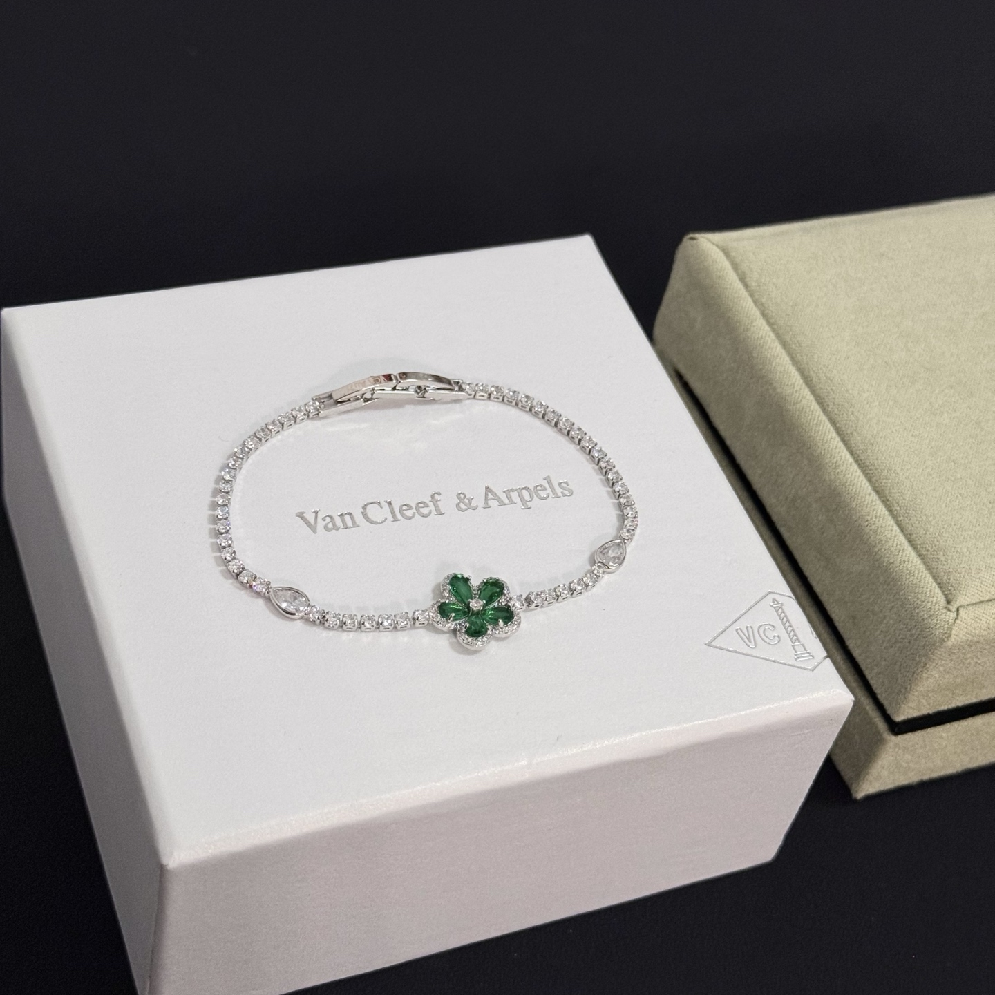 Van Cleef Arpels Frivole bracelet white gold emerald diamond 17cm