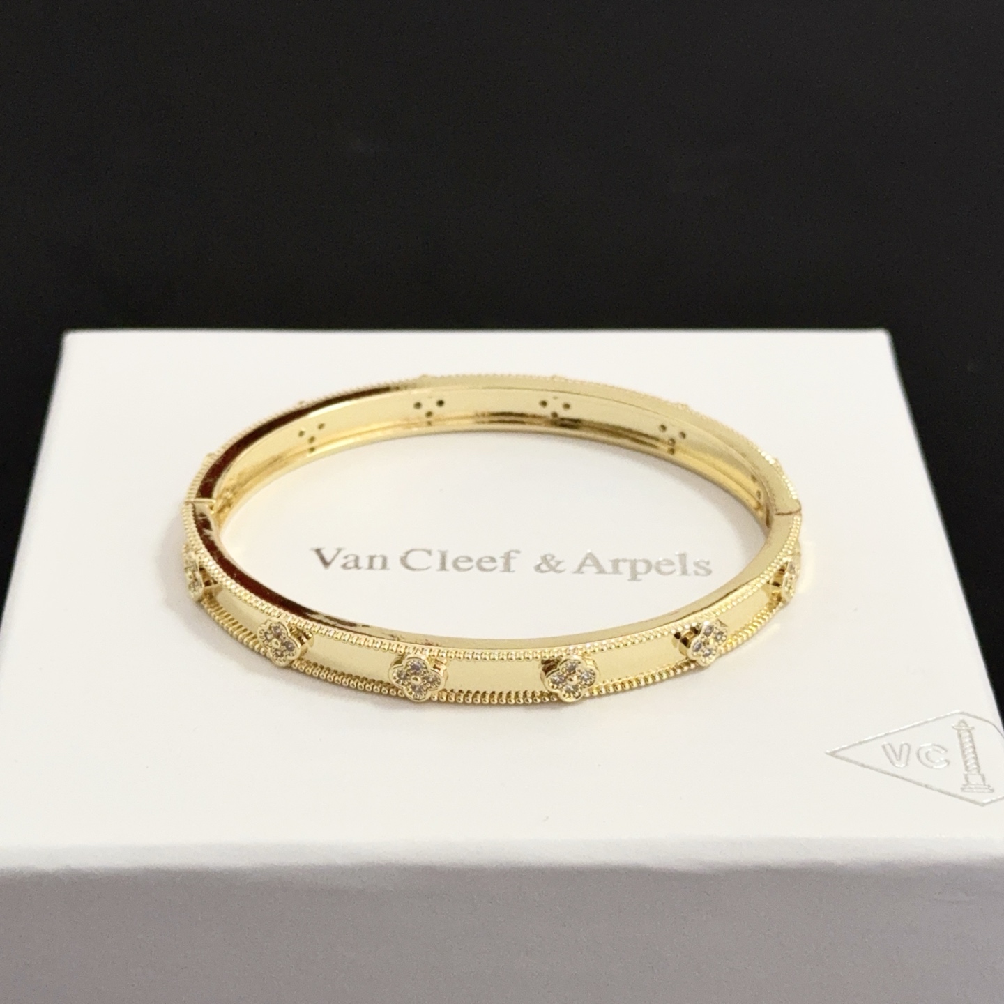 NO:725073,[Seiko original] Christmas hot model VCA four-leaf clover Van Cleef & Arpels bracelet bracelet V gold level classic, same style as the official website, fashion trend, using multi-layered metal carving design to make the petals more three-dimensional, inlaid with diamond technology, showing the feminine temperament [gift] Four-leaf clover lucky pattern symbolizes luck and happiness, unique and romantic, blending simple and harmonious lines with materials, polished and polished, showing nobility and elegance [celebration] [celebration], boutique jewelry, van  cleef,bracelet,bracelet19860909〔精工原版〕圣诞爆款 VCA四叶草梵克雅宝手链手镯 V金等级 经典之作 官网同款 时尚潮流 采用多层次金属雕刻设计 使花瓣更立体 镶嵌满钻工艺 尽显女性柔美气质[礼物] 四叶草幸运图案 象征幸运和幸福 独特又浪漫将简单和谐的线条与材质相融合 经过抛光和打磨 彰显高贵优雅[庆祝][庆祝],饰品精品,van cleef,bracelet,bracelet,Jewelry