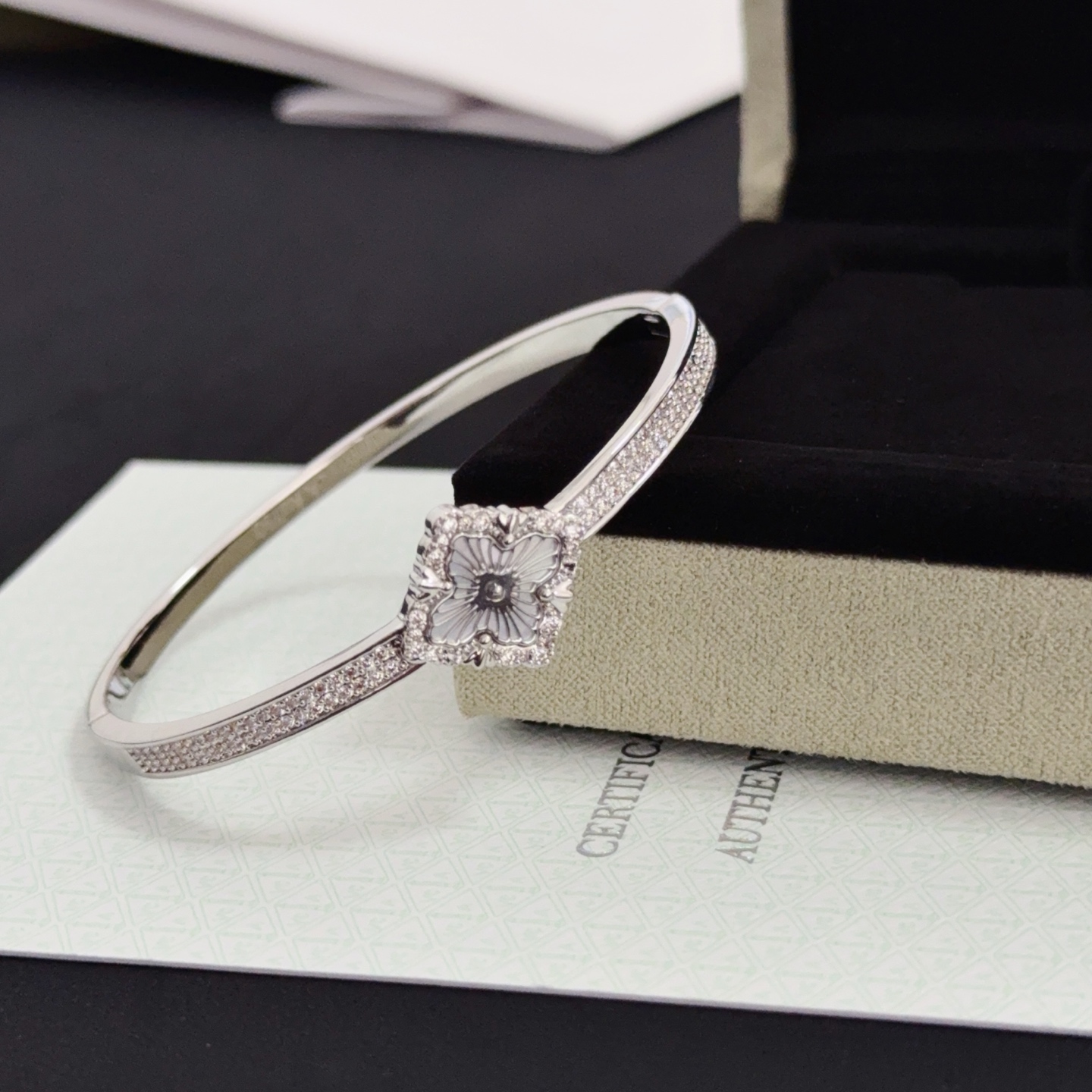 NO:725085,[SEIKO Original] Christmas Hot VCA Four-leaf Clover Van Cleef & Arpels Bracelet V Gold Level Classic Work Same as Official Website Fashion Trend Multi-layered metal carving design makes petals more three-dimensional Inlaid with diamonds to show feminine femininity [Gift] Four-leaf clover lucky pattern symbolizes luck and happiness Unique and romantic, blending simple and harmonious lines with materials Polished and polished to highlight noble elegance [Celebration] [Celebration], boutique jewelry, van  cleef,bracelet19860909〔精工原版〕圣诞爆款 VCA四叶草梵克雅宝手镯 V金等级 经典之作 官网同款 时尚潮流 采用多层次金属雕刻设计 使花瓣更立体 镶嵌满钻工艺 尽显女性柔美气质[礼物] 四叶草幸运图案 象征幸运和幸福 独特又浪漫将简单和谐的线条与材质相融合 经过抛光和打磨 彰显高贵优雅[庆祝][庆祝],饰品精品,van cleef,bracelet,Jewelry