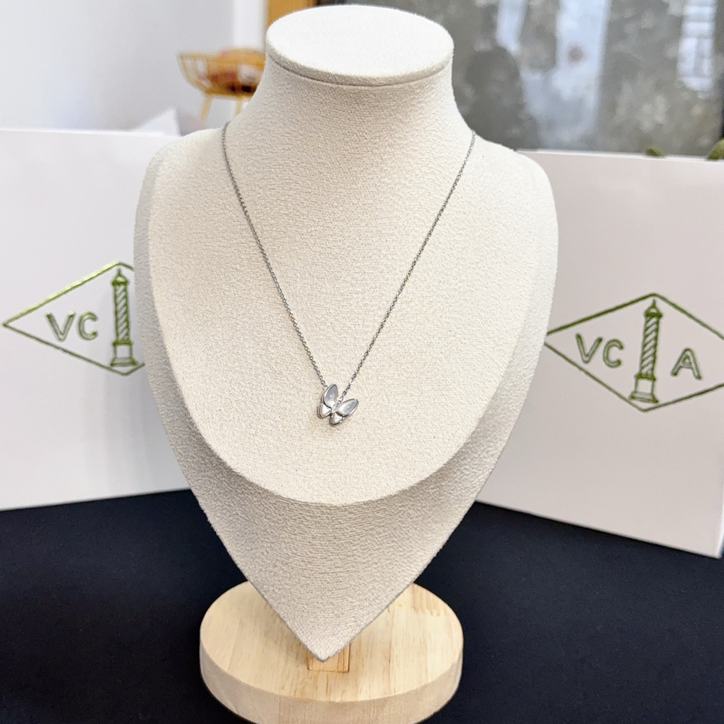 NO:725093,[Seiko original] VCA four-leaf clover necklace, a classic, the same model as the official website, fashionable and trendy, using multi-layered metal carving design to make the petals more three-dimensional, inlaid with full diamond technology, showing the feminine temperament, four-leaf clover lucky pattern, symbolizing luck and happiness, unique and romantic, integrating simple and harmonious lines with materials, polished and polished, showing nobility and elegance, fine jewelry, necklace19860909〔精工原版〕VCA四叶草梵克雅项链,经典之作 官网同款 时尚潮流 采用多层次金属雕刻设计 使花瓣更立体 镶嵌满钻工艺 尽显女性柔美气质 四叶草幸运图案 象征幸运和幸福 独特又浪漫将简单和谐的线条与材质相融合 经过抛光和打磨 彰显高贵优雅,饰品精品,necklace,Jewelry