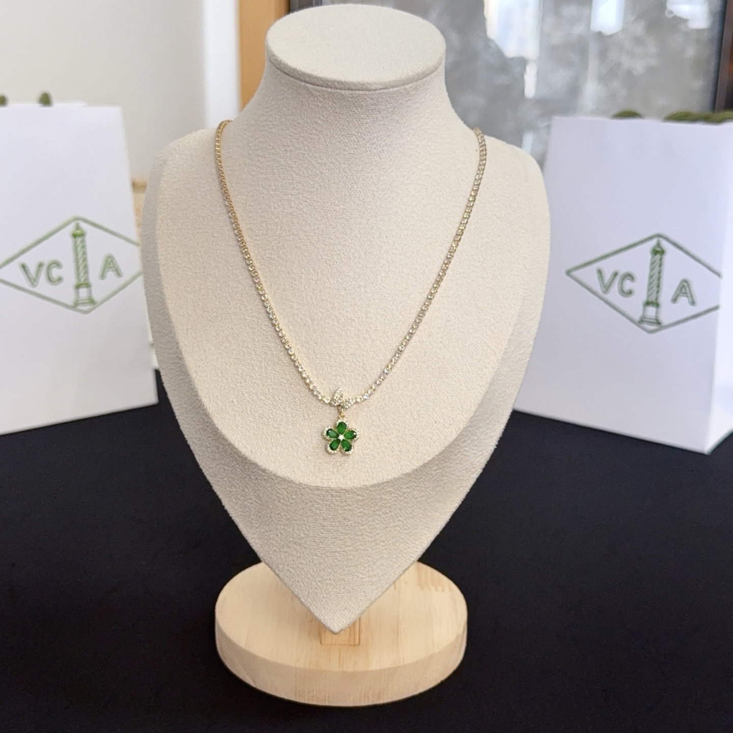 NO:725096,[Seiko Original] Popular VCA Four-leaf Clover Van Cleef & Arpels Necklace V Gold Level Classic Work Same as the Official Website Fashion Trend Multi-layered Metal Carving Design Makes the Petals More Three-dimensional Inlaid with Full Diamond Craftsmanship Shows Femininity [Gift] Four-leaf Clover Lucky Pattern Symbolizing Luck and Happiness Unique and Romantic Combining Simple and Harmonious Lines with Materials Polished and Polished to Show Nobility and Elegance [Celebration] [Celebration], jewelry boutique, van cleef, necklace19860909〔精工原版〕爆款 VCA四叶草梵克雅宝项链 V金等级 经典之作 官网同款 时尚潮流 采用多层次金属雕刻设计 使花瓣更立体 镶嵌满钻工艺 尽显女性柔美气质[礼物] 四叶草幸运图案 象征幸运和幸福 独特又浪漫将简单和谐的线条与材质相融合 经过抛光和打磨 彰显高贵优雅[庆祝][庆祝],饰品精品,van cleef,necklace,Jewelry